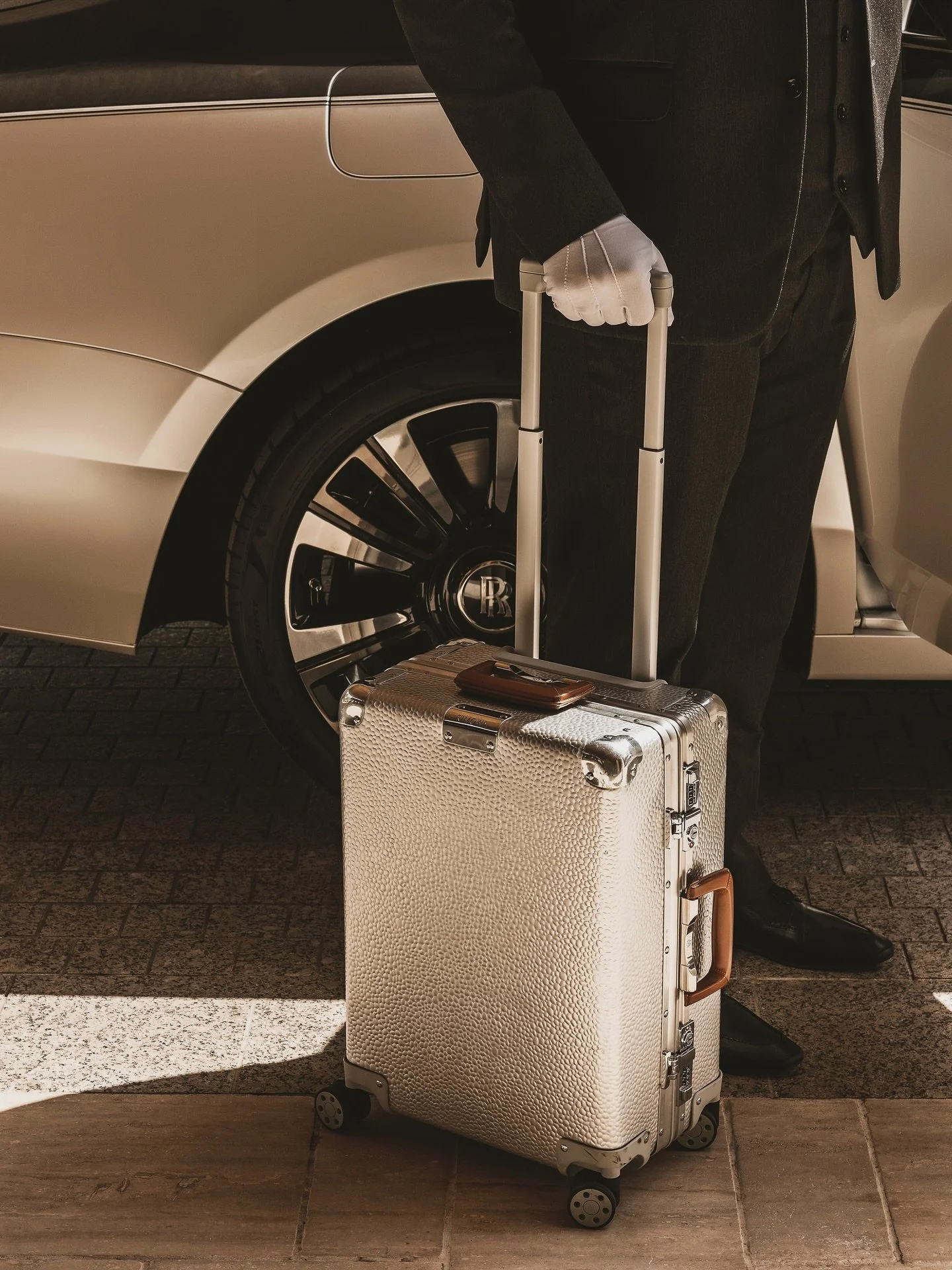 My favourite @rimowa suitcase making its rounds... @blacklaneme x @rollsroycecars arrivals, content creation at @thelanadubai , and @fsdubai stays. 

#Rimowa #LuxuryTravel #DubaiHotels #TheLanaDubai #FourSeasonsDubai #Blacklaneme #Blacklane #RollsRoy