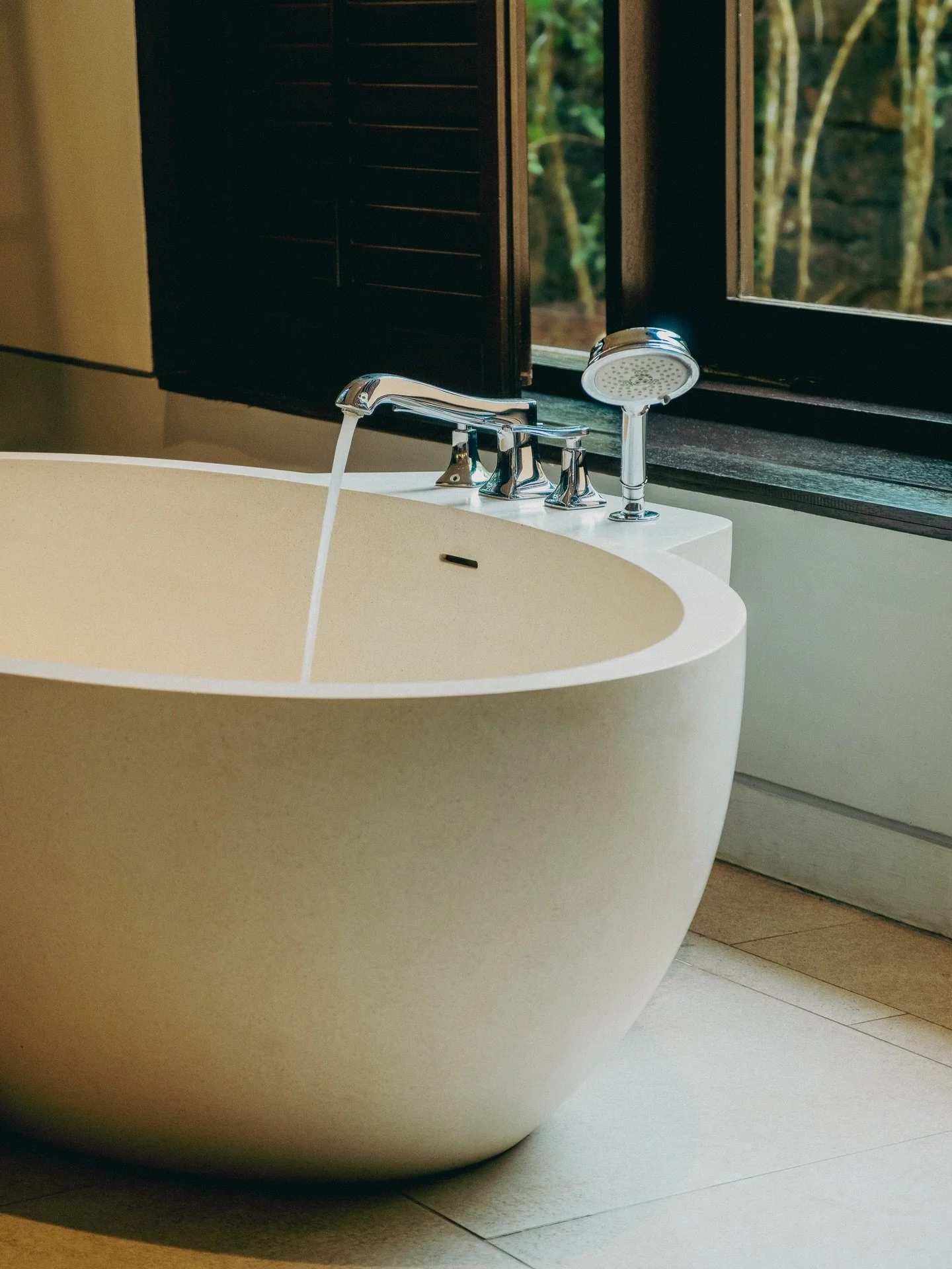 @capeweligama is a place that understands space, pace, and detail. Quietly grounded and deeply connected to its surroundings, it is designed to let you slow into the experience rather than rush through it. Thoughtful service, a strong sense of calm, 