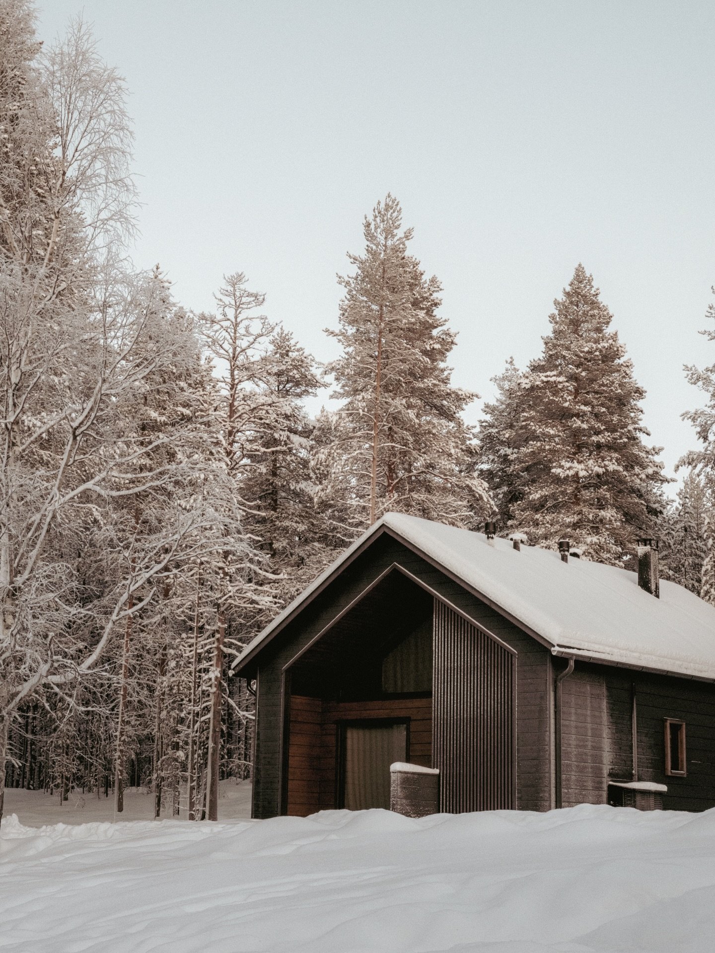 @skyraretreat | @smallluxuryhotels 

A retreat for the senses.
Here, wellness is woven into every moment. Tucked between forest and lakes in Arctic Lapland, shaped by space, silence, and ritual. Sk&yacute;ra blends Nordic design with raw luxury.

#Sk