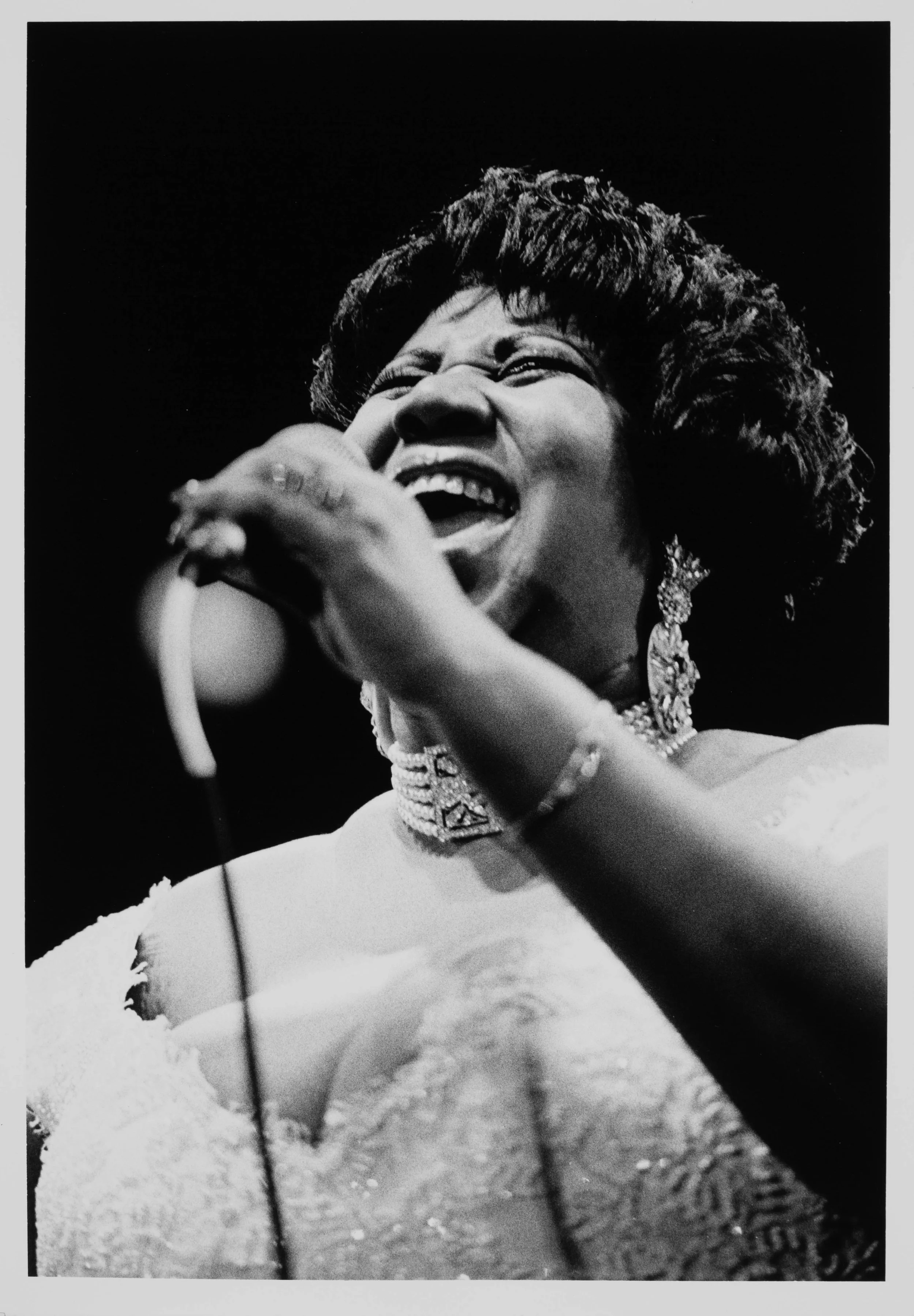 arethra-franklin-iconic-singer-singing.jpg