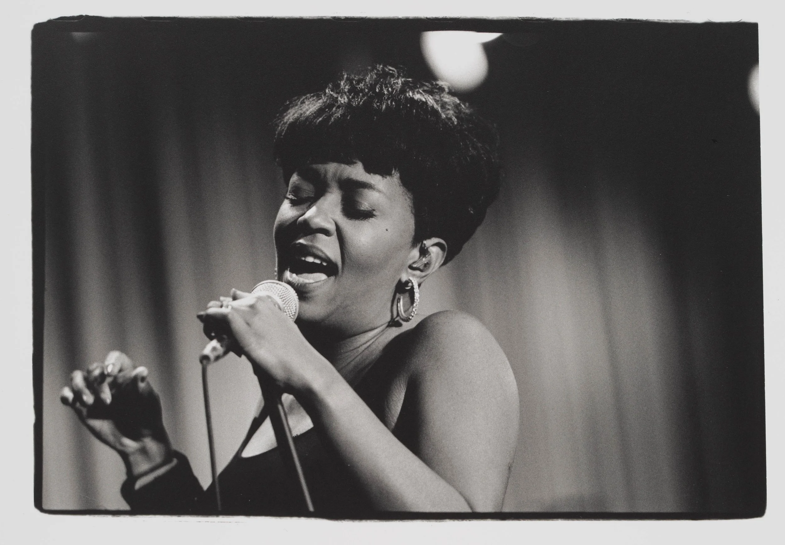 anita-baker-singing-soulfully.jpg
