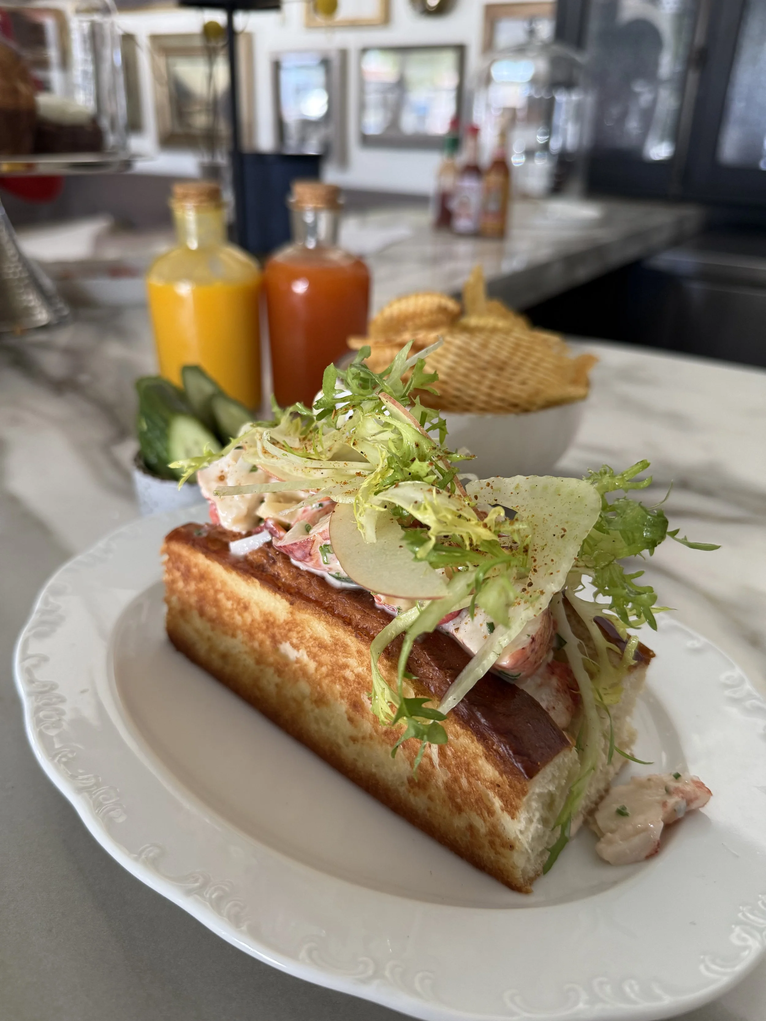 Maine Lobster Roll
tarragon mayo-crème fraiche, shaved fennel & ecg frisee, fair hill’s apples & old bay dusted chips, toasted baked bar roll