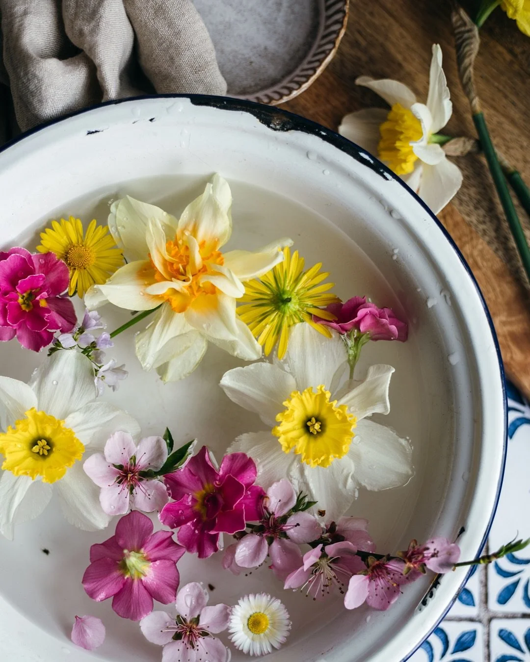 This is not yet a comeback... I just felt like saying &quot;hi&quot; 👋🏻. Besides, these floral shots turned out too pretty to save them for next year 🌻🌸🪻. 

Inspired by @christinagreve 💦

Want to follow the final phase of my cookbook work? Join