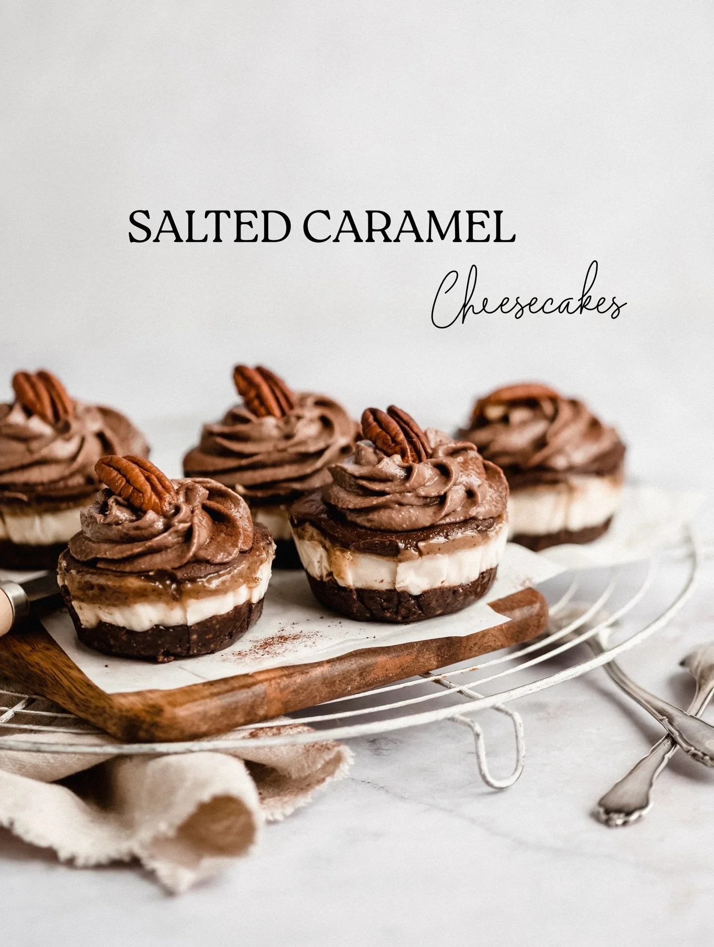 It would be unfair towards the other 46 recipes of my e-cookbook to call these #rawvegan "Salted Caramel Cheesecakes" a favorite - but @_aftonly, they are definitely a highlight, aren't they? 😜

Recipe in #TRECookbook - link in BIO 💞

Tha
