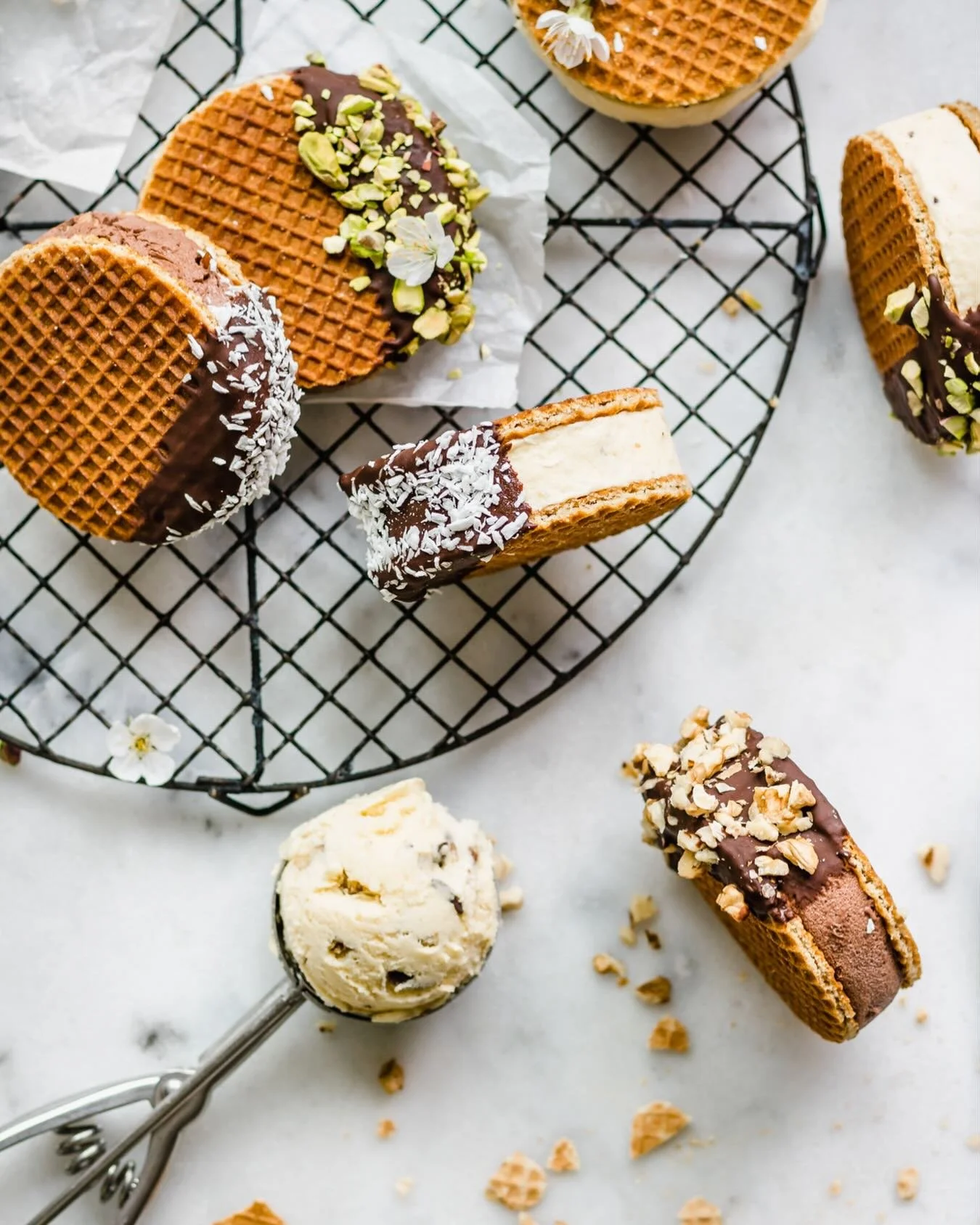 Hello #icecream season 👋🏻

Recipe from the icecream chapter of my e-cookbook 🌈 Link in BIO 🛍️

#vegan #veganicecream #icecreamsandwich #veganrecipeshare