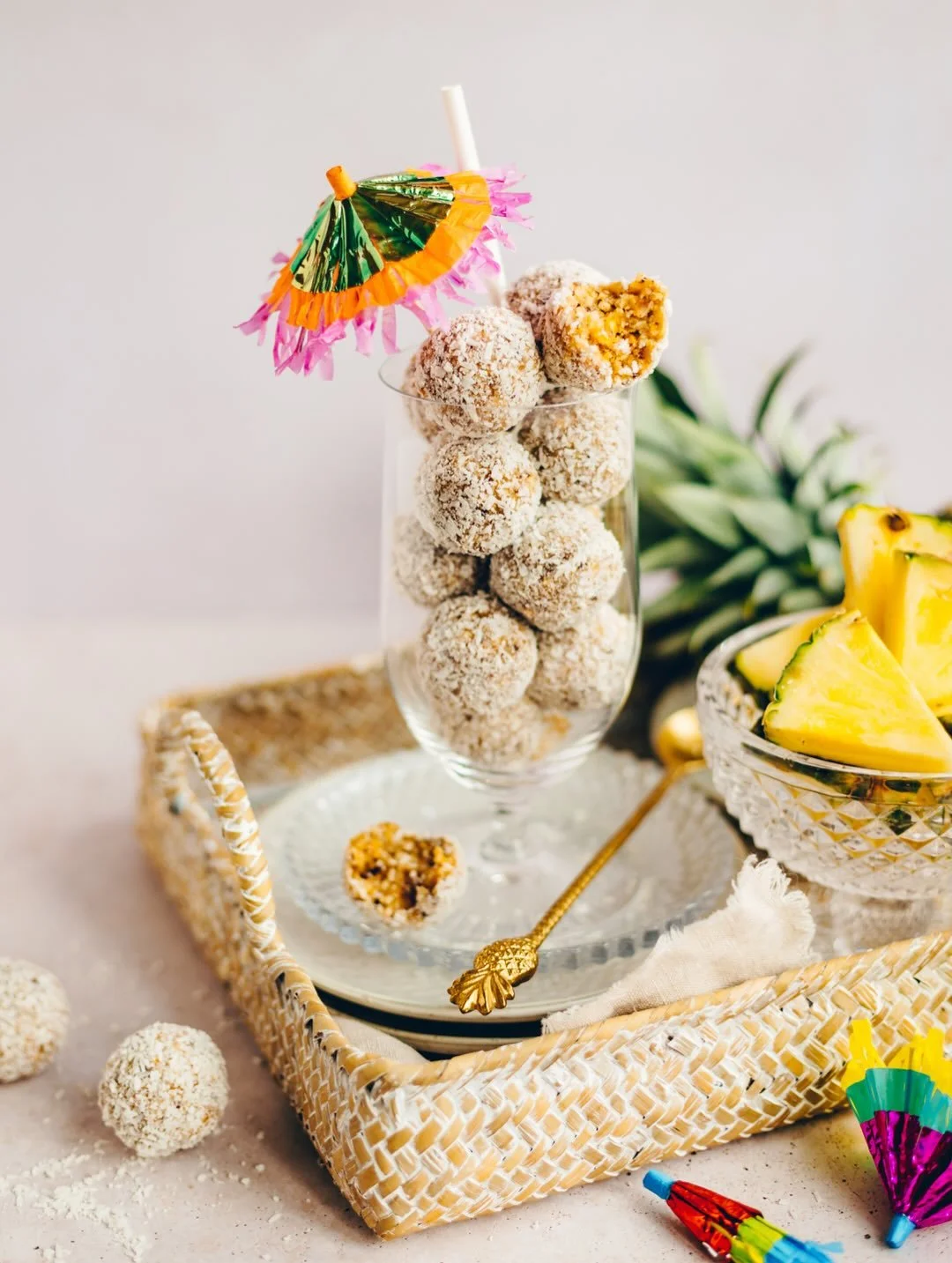 Definitely one of my favorite shots from my e-cookbook - Pi&ntilde;a Colada #blissballs 🍹🍍. Would you have guessed that the lighting was SO BAD that day? Yep! It was such a gloomy day in January - it's all @lightroom editing magic 🪄 (Werbung, unbe