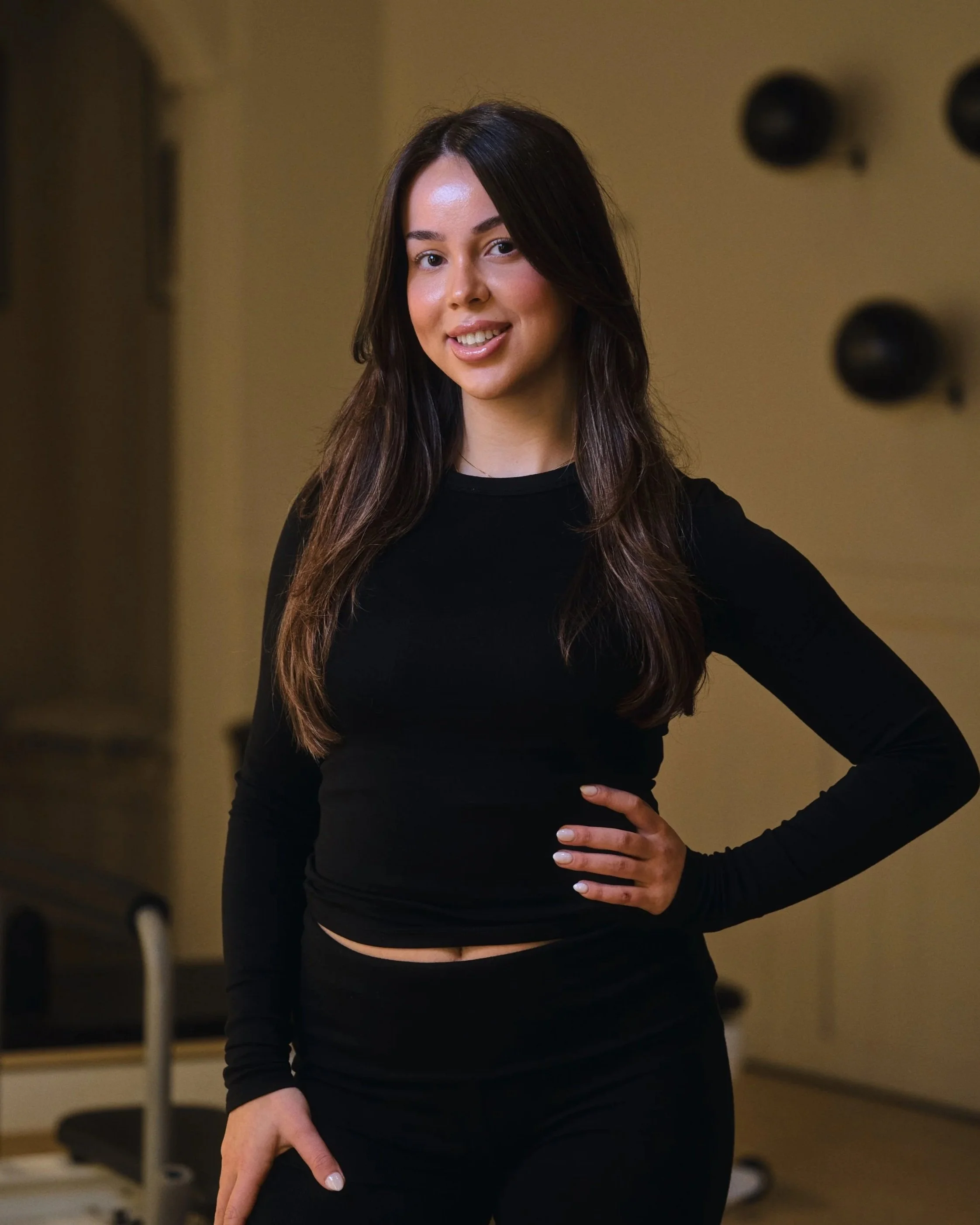 Reformer Pilates Instructeur bij Pilates Avenue uit Friesland, poserend in de reformer pilates studio