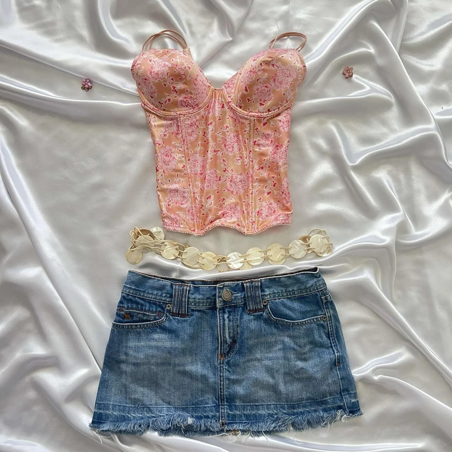 A mini skirt to show ALL the leg i got ☺️🐚☀️ #lovethislife #legsoutfunsout ✨ 

found on @vinted