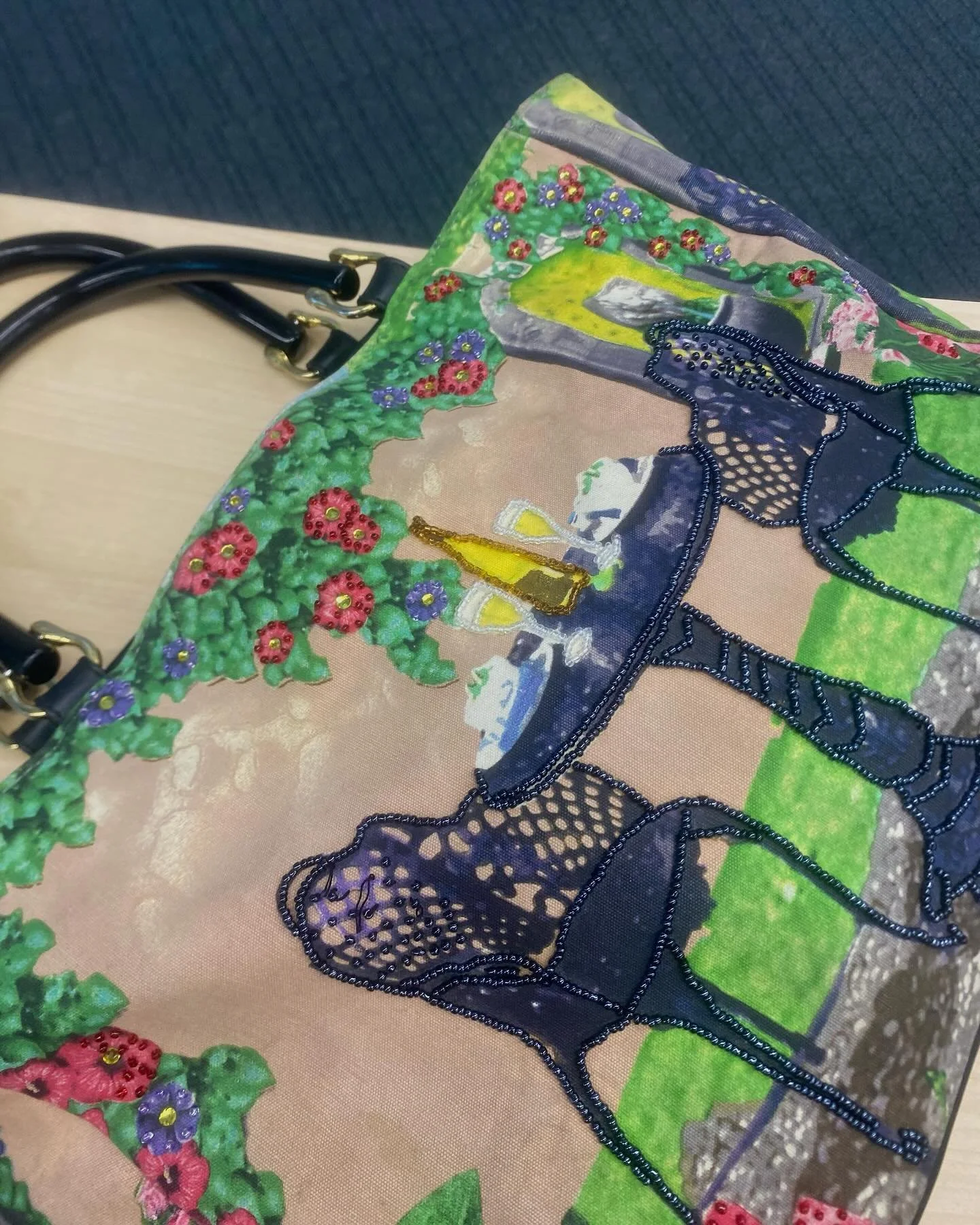 my most recent fave @vinted find. perfect for all my whos its and whats its 

wanna see what i keep in this baddie ?

#girlswhoclutter #vintedfinds #mermaidinmadrid