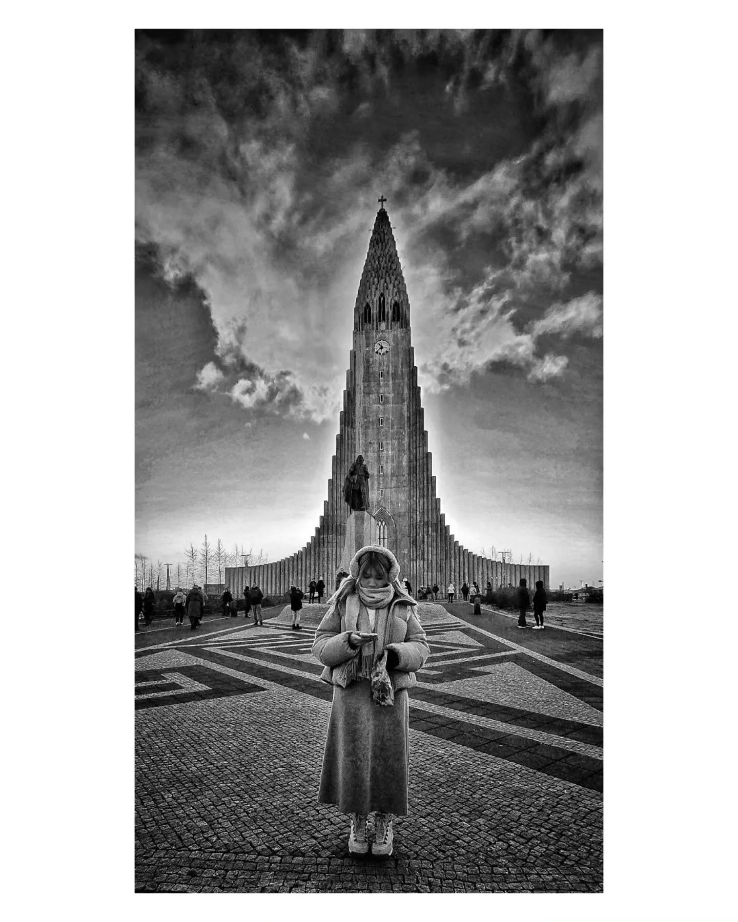 Backed by the Sun.

#blackandwhitephotography #streetphotography_bw #streetphotography #architecture #iceland #vikings #reykjavik #rjthepigeon