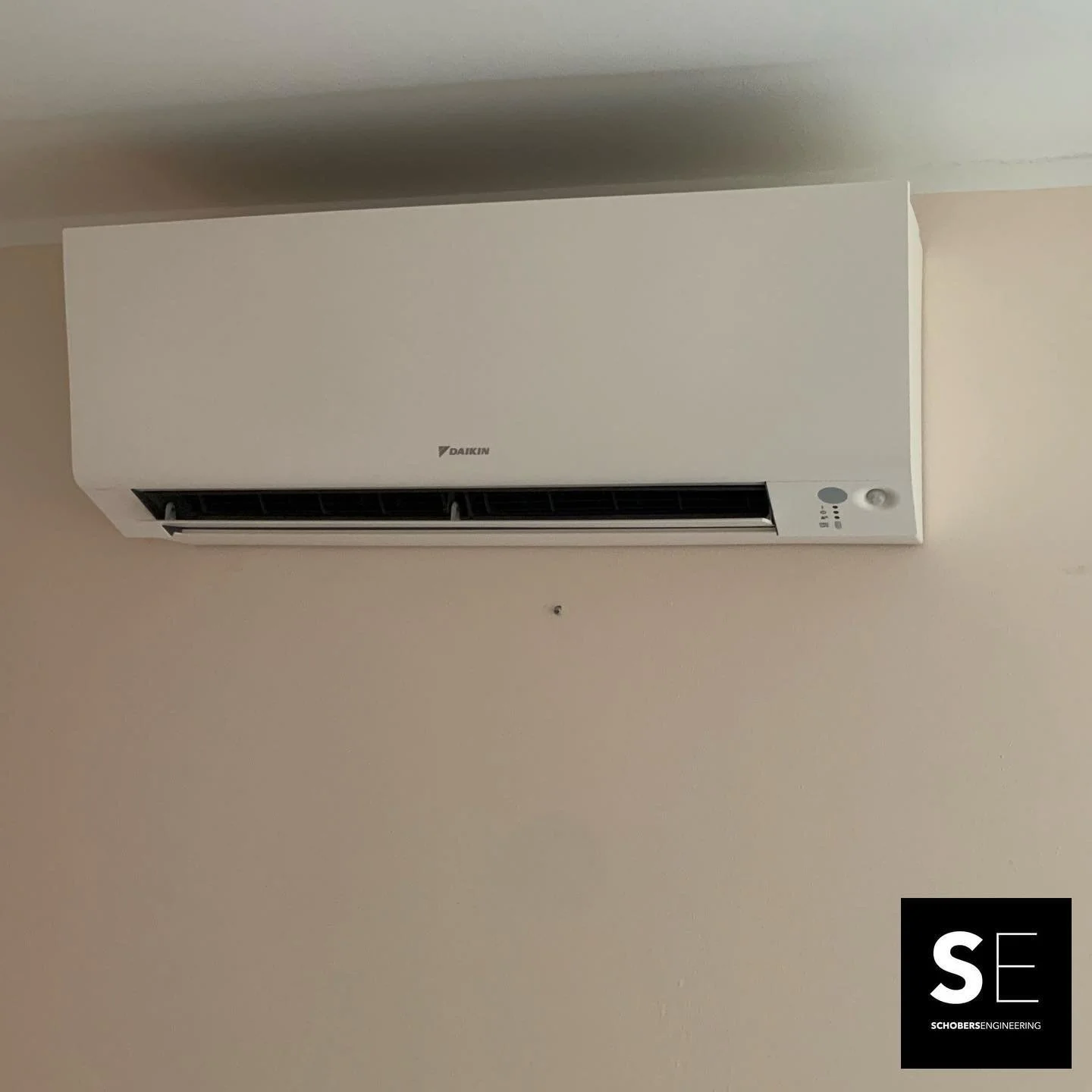 NIEUW!
Vanaf vandaag nieuw in ons assortiment! Airco split systemen zonder buitenunit, uiteraard van @daikinnederland ❄️🔥 #airco #aircoheuvelland #geenbuitenunit #1april