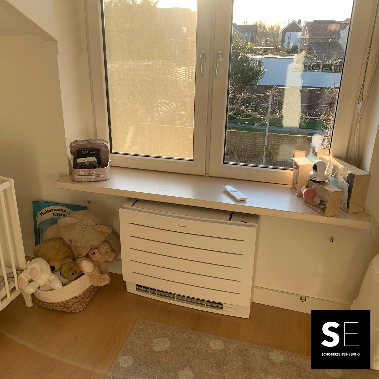 Aangenaam (bij)verwarmen 🔥 in het voor- en najaar en natuurlijk heerlijk koelen in de warme zomer ☀️ Ook hier weer een mooie multi-split airco installatie van Daikin Nederland mogen leveren en installeren 💪. De bestaande radiatoren in de slaapkamer