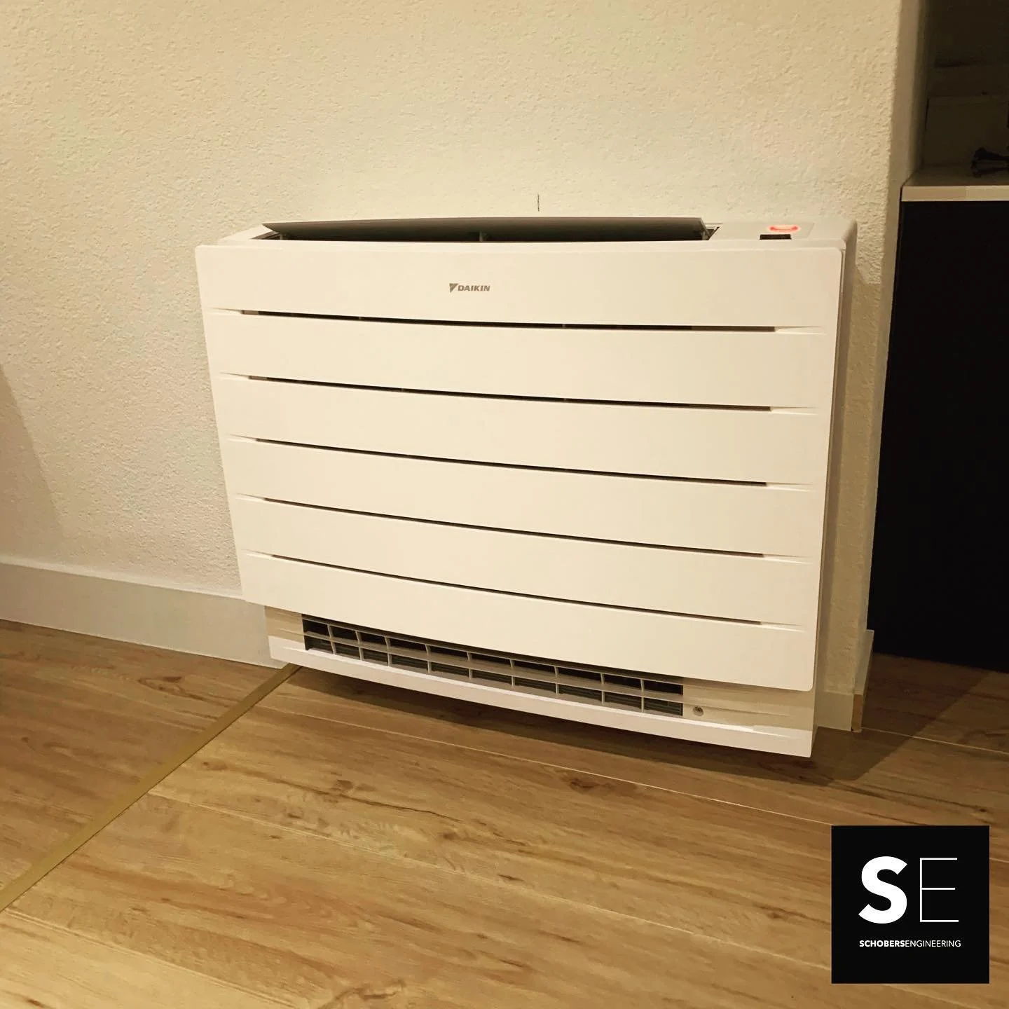 Vandaag het nieuwe Perfera vloermodel van Daikin mogen leveren en installeren 🤞 ter vervanging van een radiator! Deze Perfera kan koelen ❄️, verwarmen🔥 en heeft zelfs een vloerverwarmingsfunctie! #heatboost #vloerverwarming #daikin #fluisterstil #s