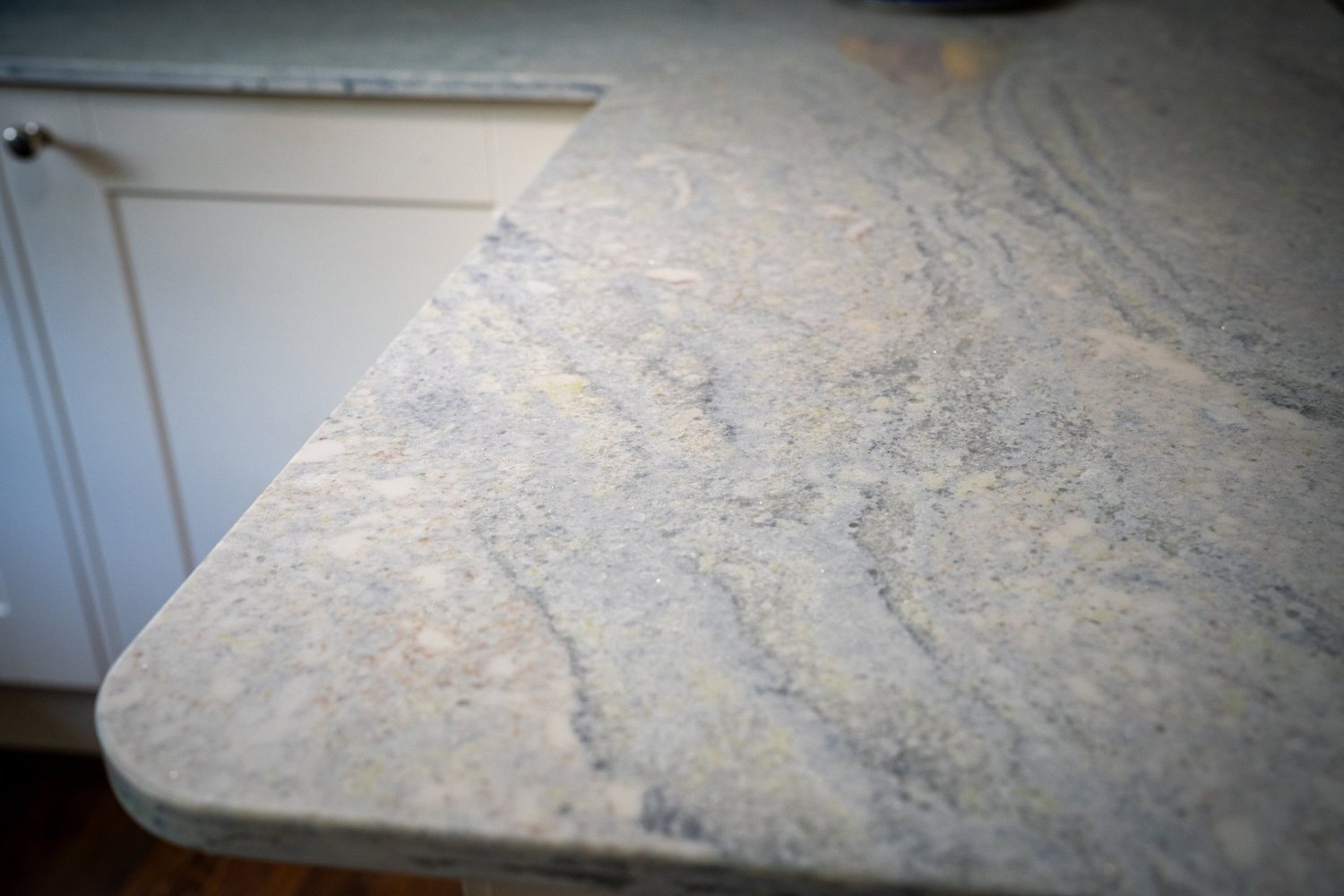 Rounded corner of a 30mm Pacific Blue quartz worktop