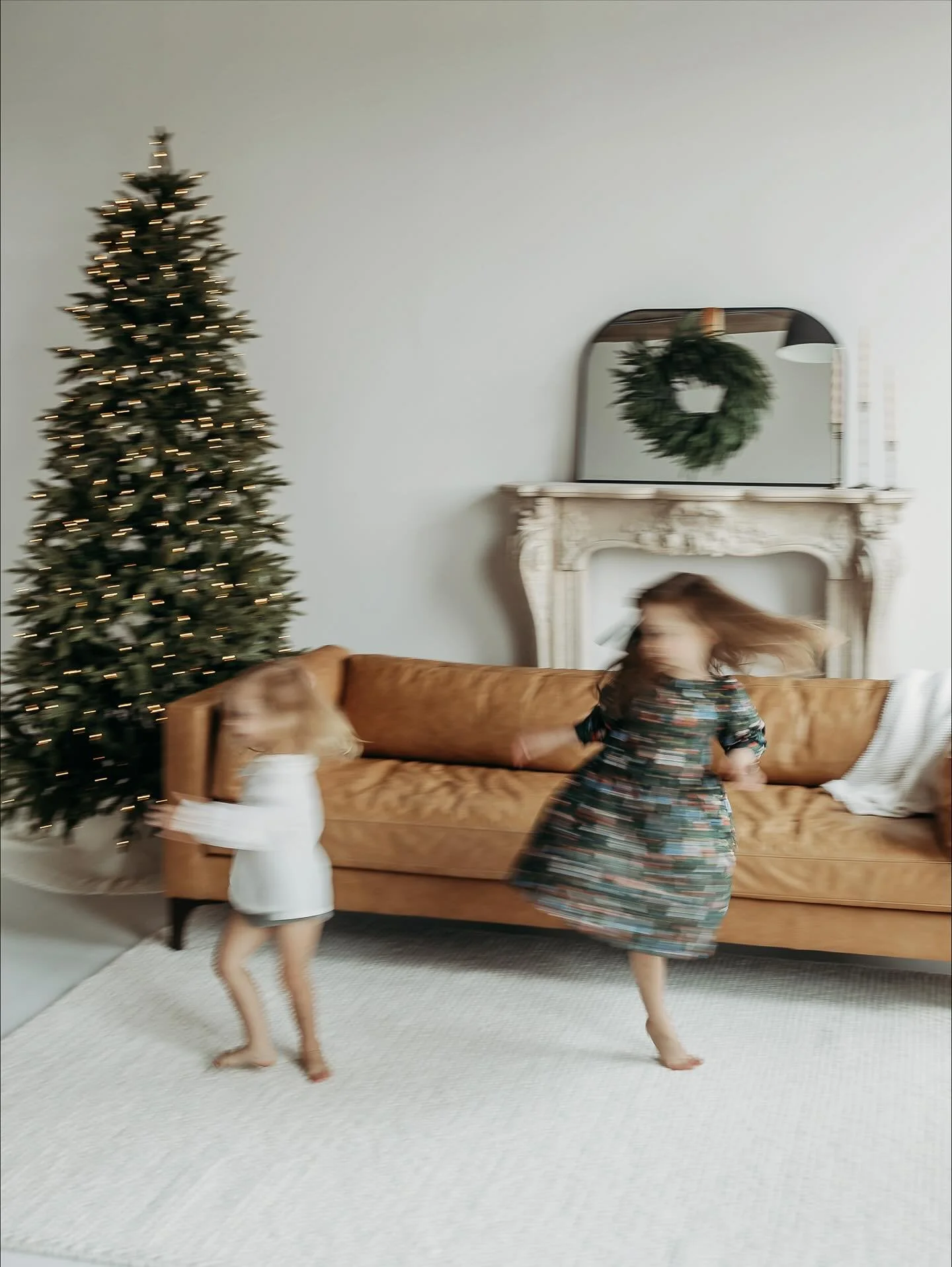 The holiday set up is live in THREE WEEKS!! If you&rsquo;re looking to do holiday mini sessions then get your time slots booked NOW! 🌲

Weekends in October are still available but November weekends are almost fully booked. Don&rsquo;t sleep on a goo