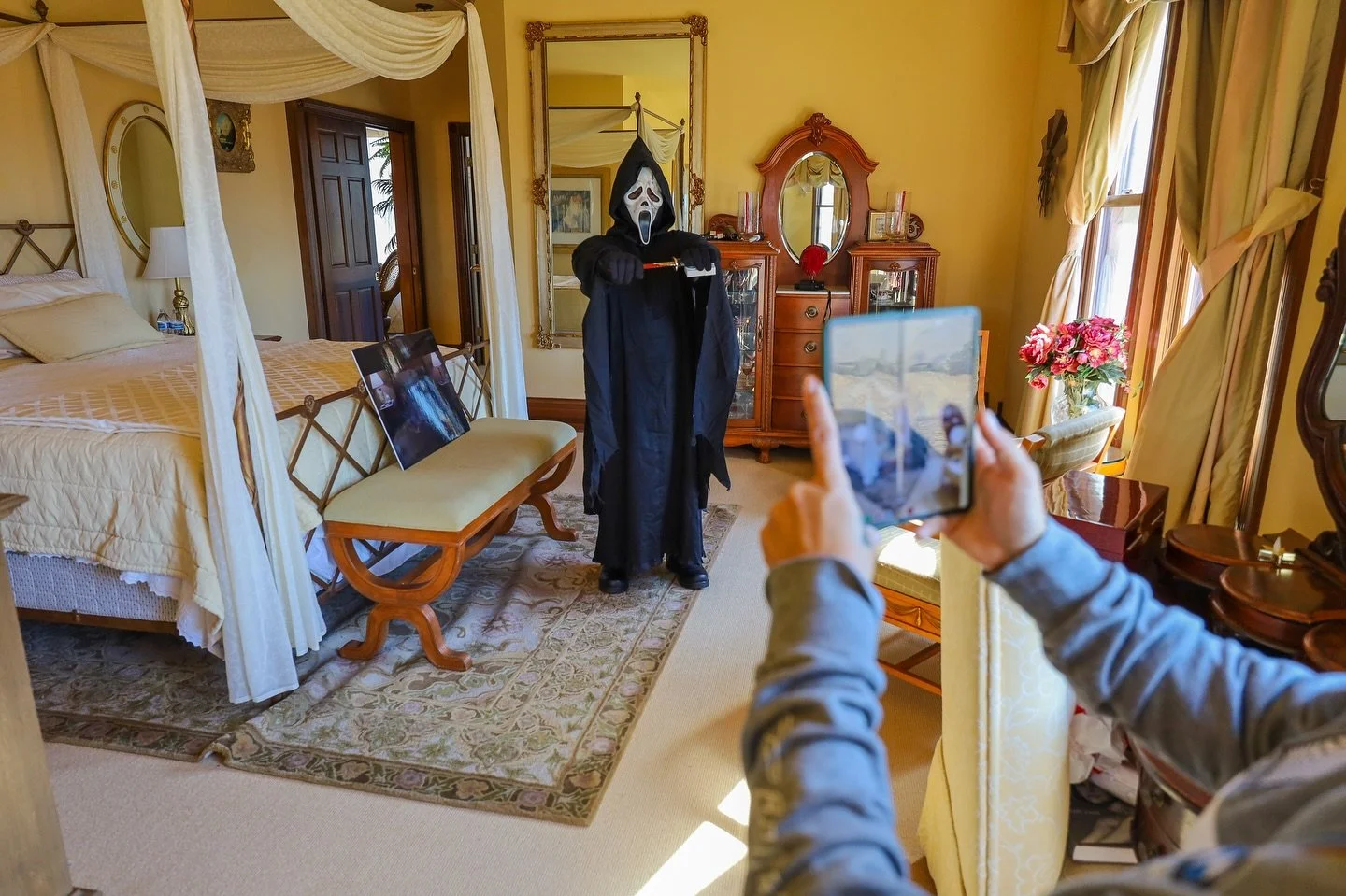 ☝🏽 EXTRA TIPS FOR YOUR TOUR VISIT! 🎃 Make it a full circle experience! Don&rsquo;t forget to bring your cosplay items! Mask and robes are welcome - but please note, all masks must be removed while touring the home. 

🔪 Only plastic or fake props a