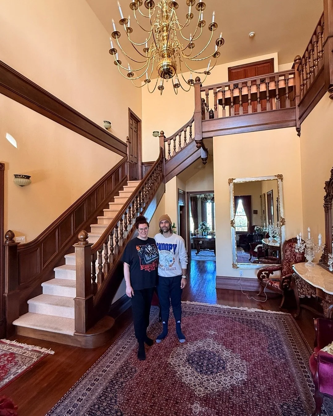 🏡 💍 Jordan and Auna celebrated their anniversary by surviving our last killer stay at the Macher House at the end of October! Thank you both for choosing us! @marathonmaniac7 @boonaunas 🔪
