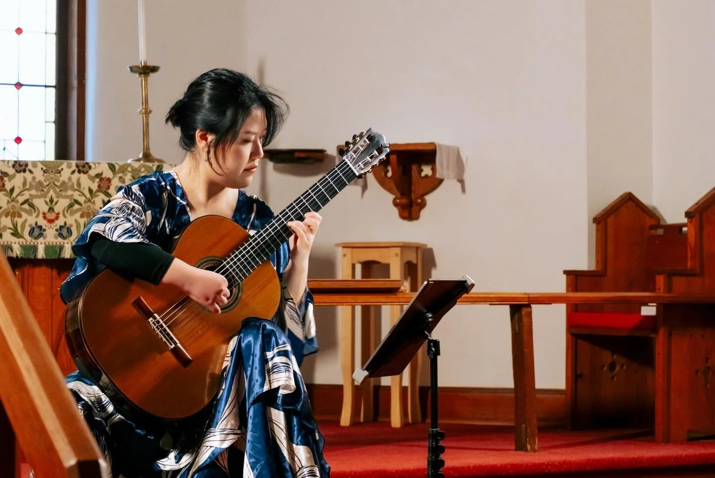 Dang wow.

This was special y&rsquo;all! Thanks to everyone who came out.  Really appreciate you.  Guitar in the Big Bend with Bokyung Byun ✌️🫶

@guitarinthebigbend @bokyungbyun @woodringguitars @ash_edwin 

Photos by @sarahmvasquez me and Tonye