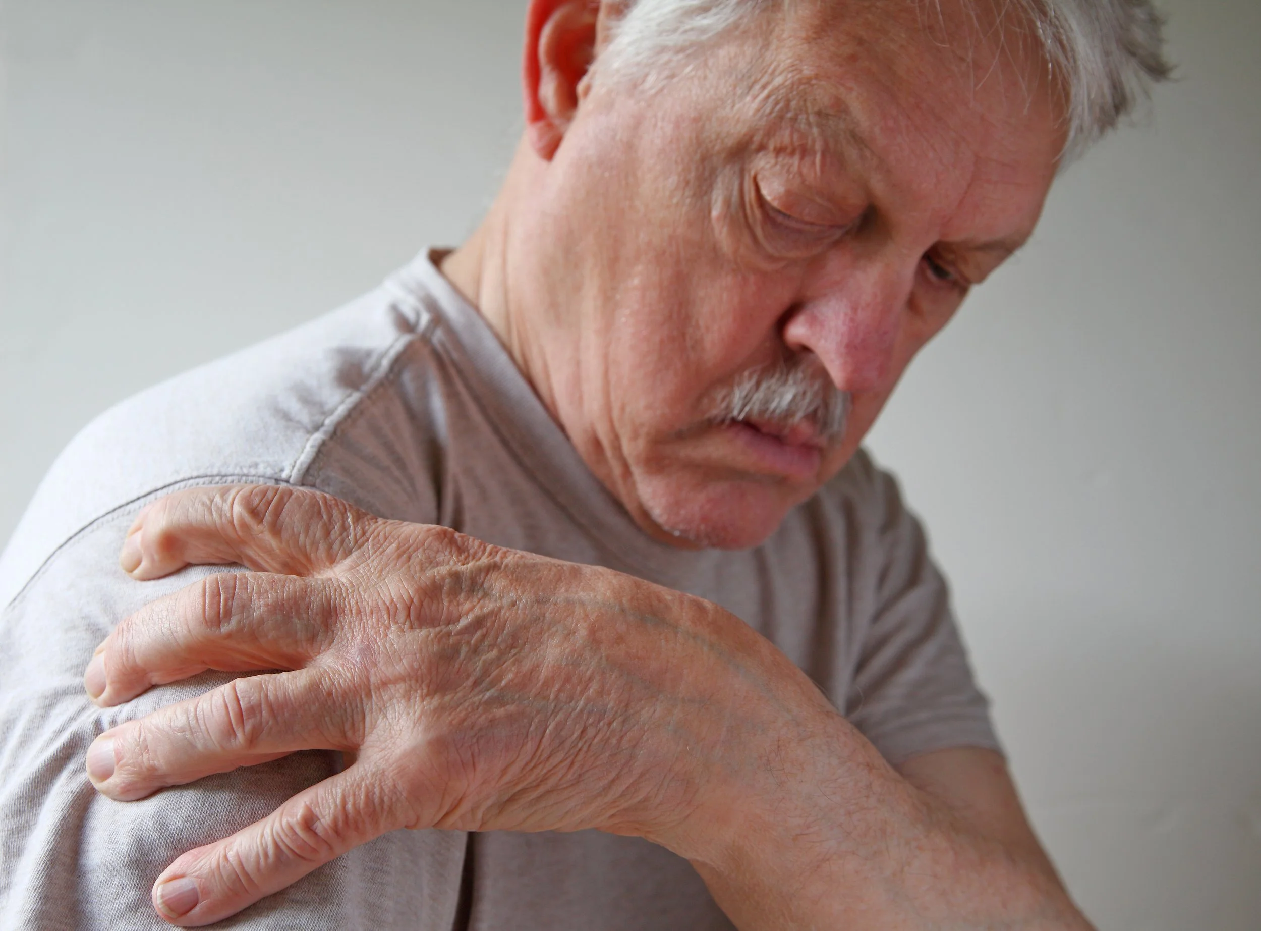 Shoulder joint pain on an older man from labral tear
