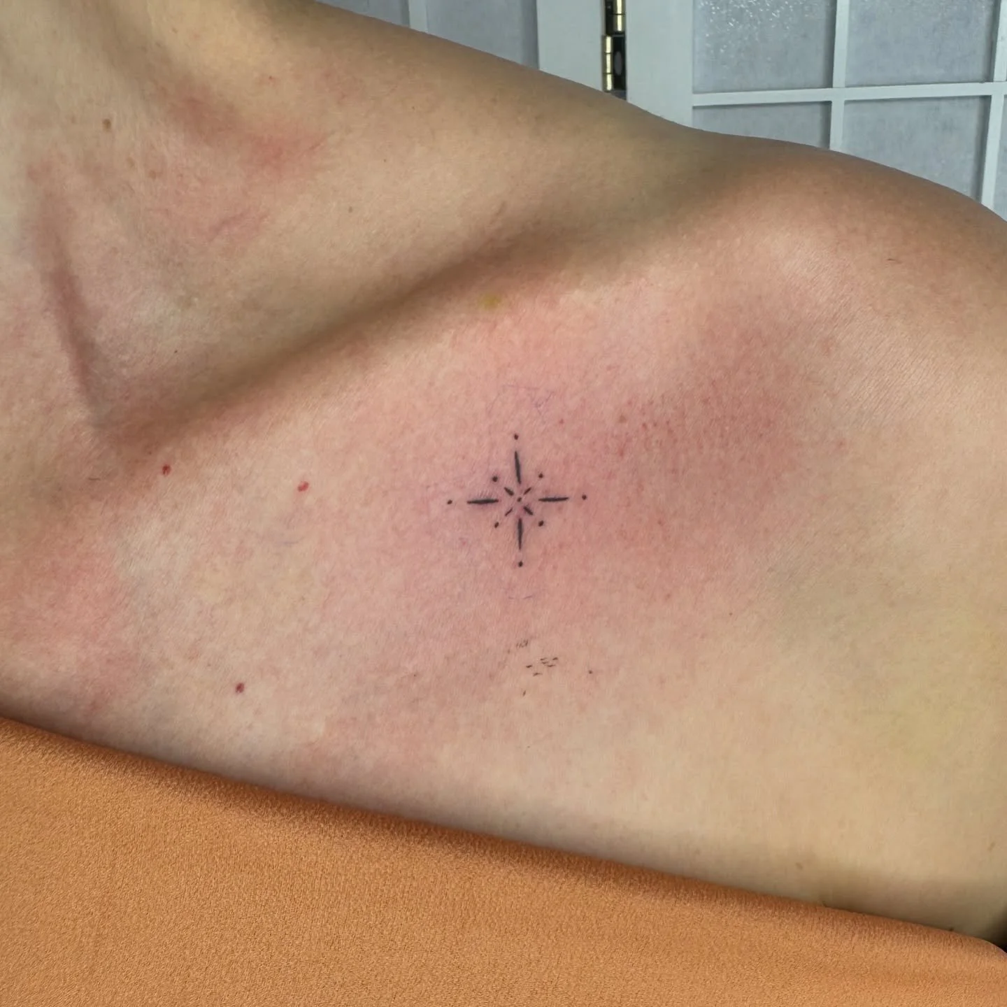 Tiny star for Helene , I’ve opened up some space for walk-ins tmrw @valhallatattoobondi , time available after 1:30 pm tmrw 
walk-in 5/114 spring street 
Bondi junction (upstairs from Mr vitamins )
#walkintattoo #startattoo #sparkletattoo #fem