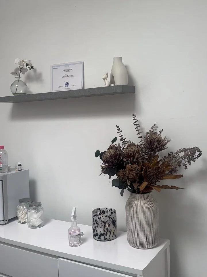 Room to rent
 Suitable for 
Beauticians 
Or Permanent make-up artist. 

, my wife is looking to sublet her room in Bondi junction adjacent to the shop.

Separate entrance available from spring street and shared bathroom and kitchen space, 
Send me a 