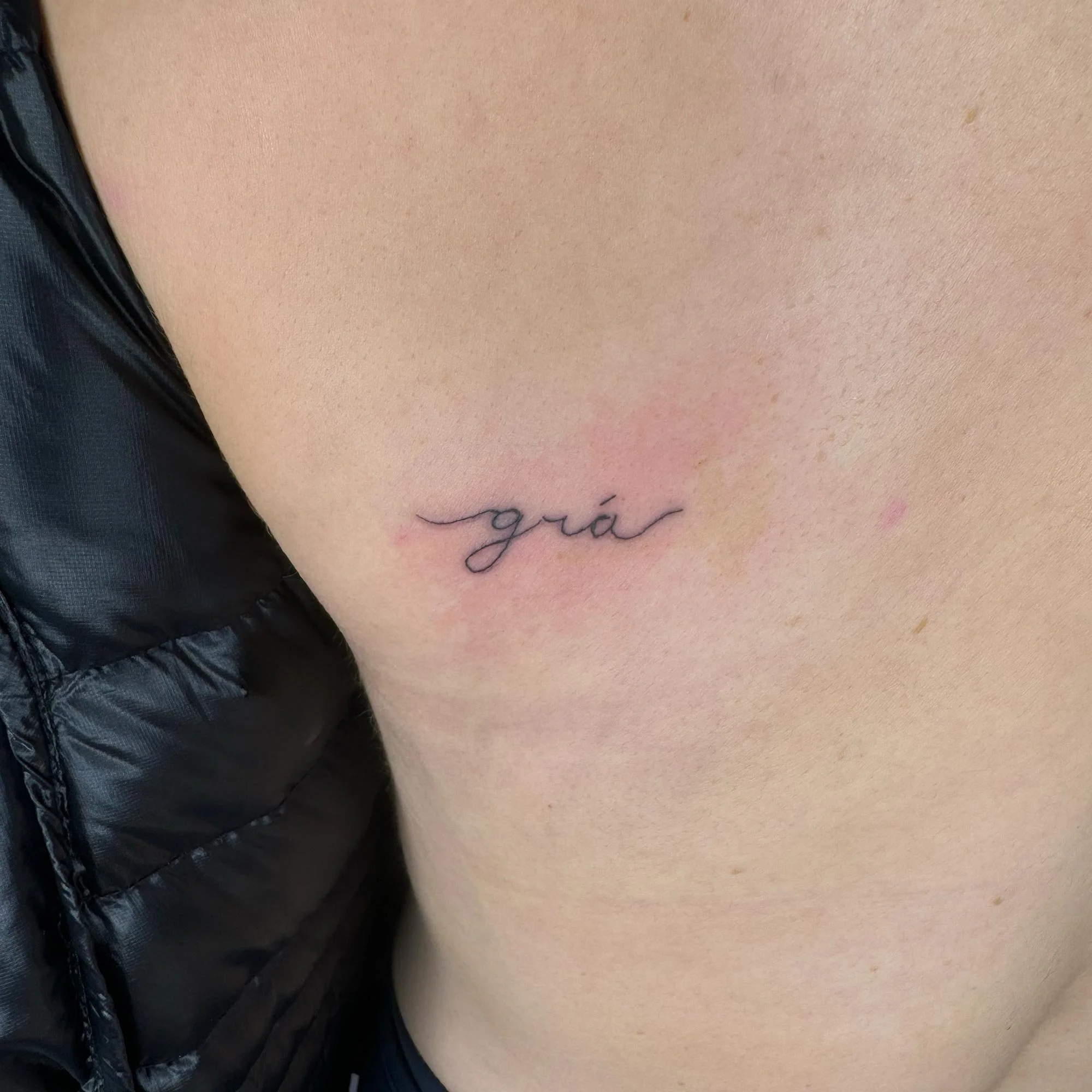 fineline-script-tattoo-ribs.jpg