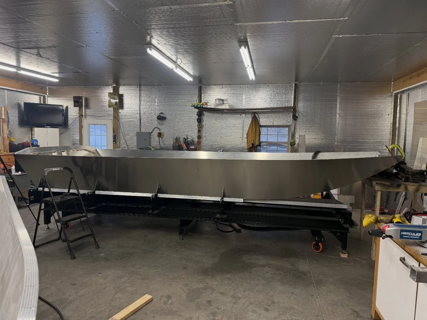 First look at the side profile! Things are getting exciting. 

#pinnacleboatco #boatbuilding #jetboat #aluminumboat