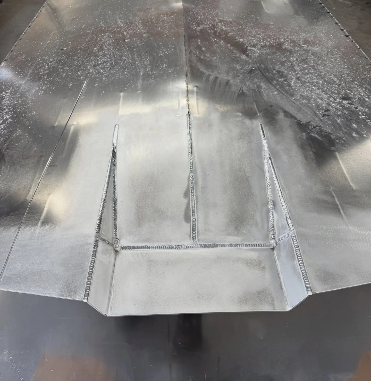 Tunnel welded up. Time to get the rest of the bottom wrapped up. 

#pinnacleboatco #boatbuilding #tunnelhull #jetboat