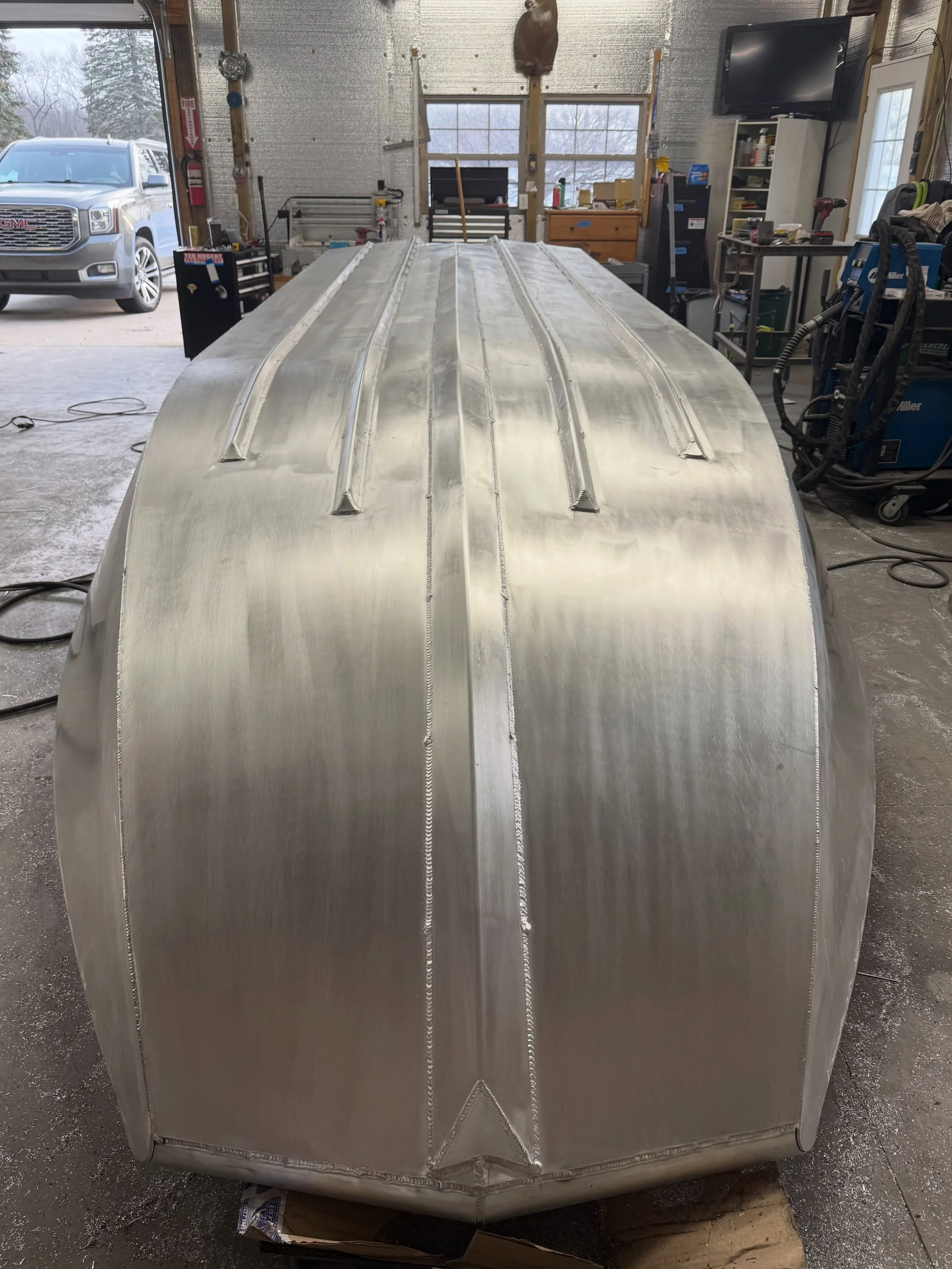 So much to catch up on with photos and timelapses. Strakes are welded on and ready for flipping!

#pinnacleboatco #jetboat #aluminumfabrication #aluminumwelding