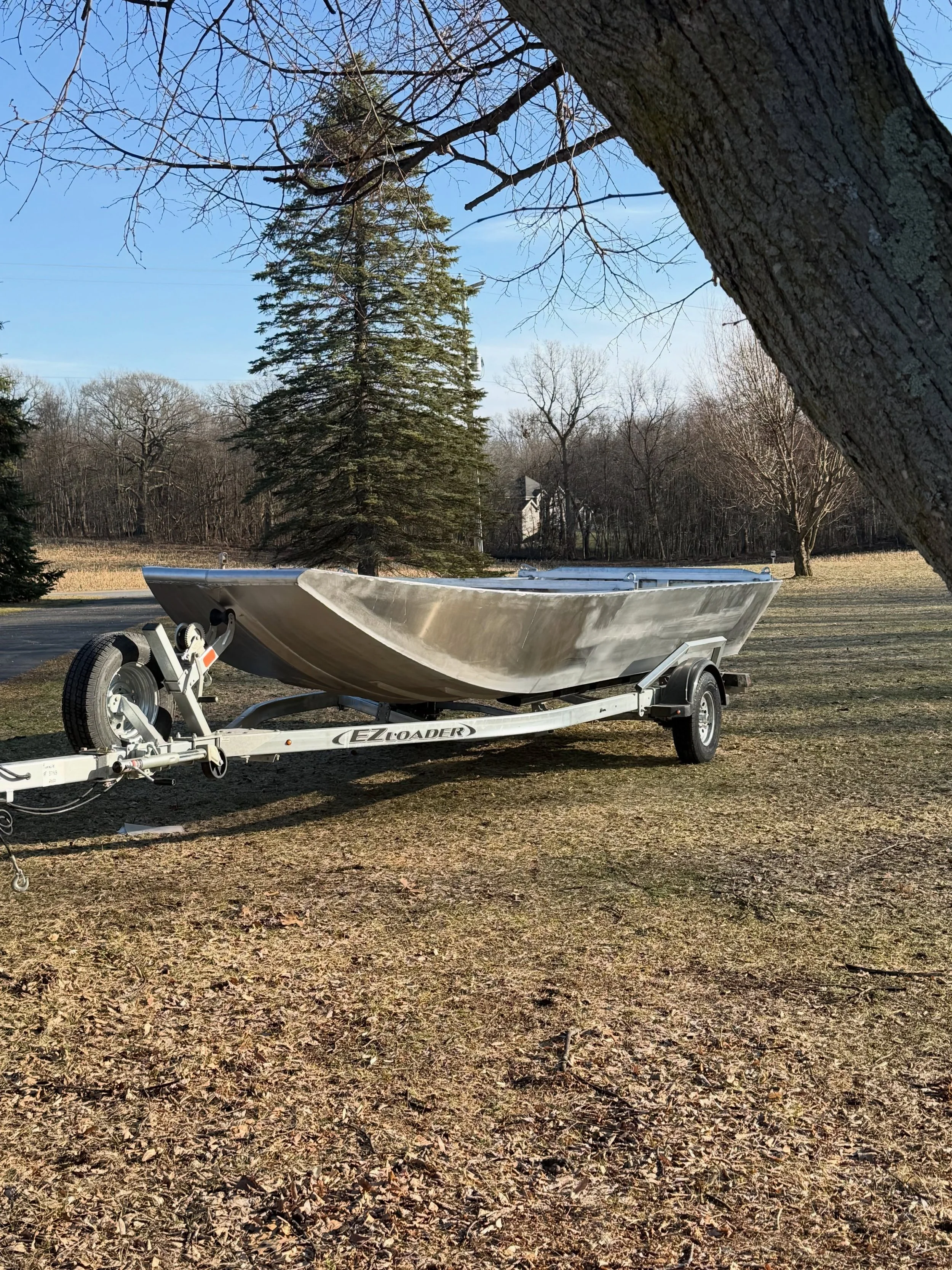 Flipped onto the trailer for the first time and shining bright in the sun. Next up is fitting and welding the sealed floor. 

#pinnacleboatco #boatbuilding #aluminumboat #jetboat
