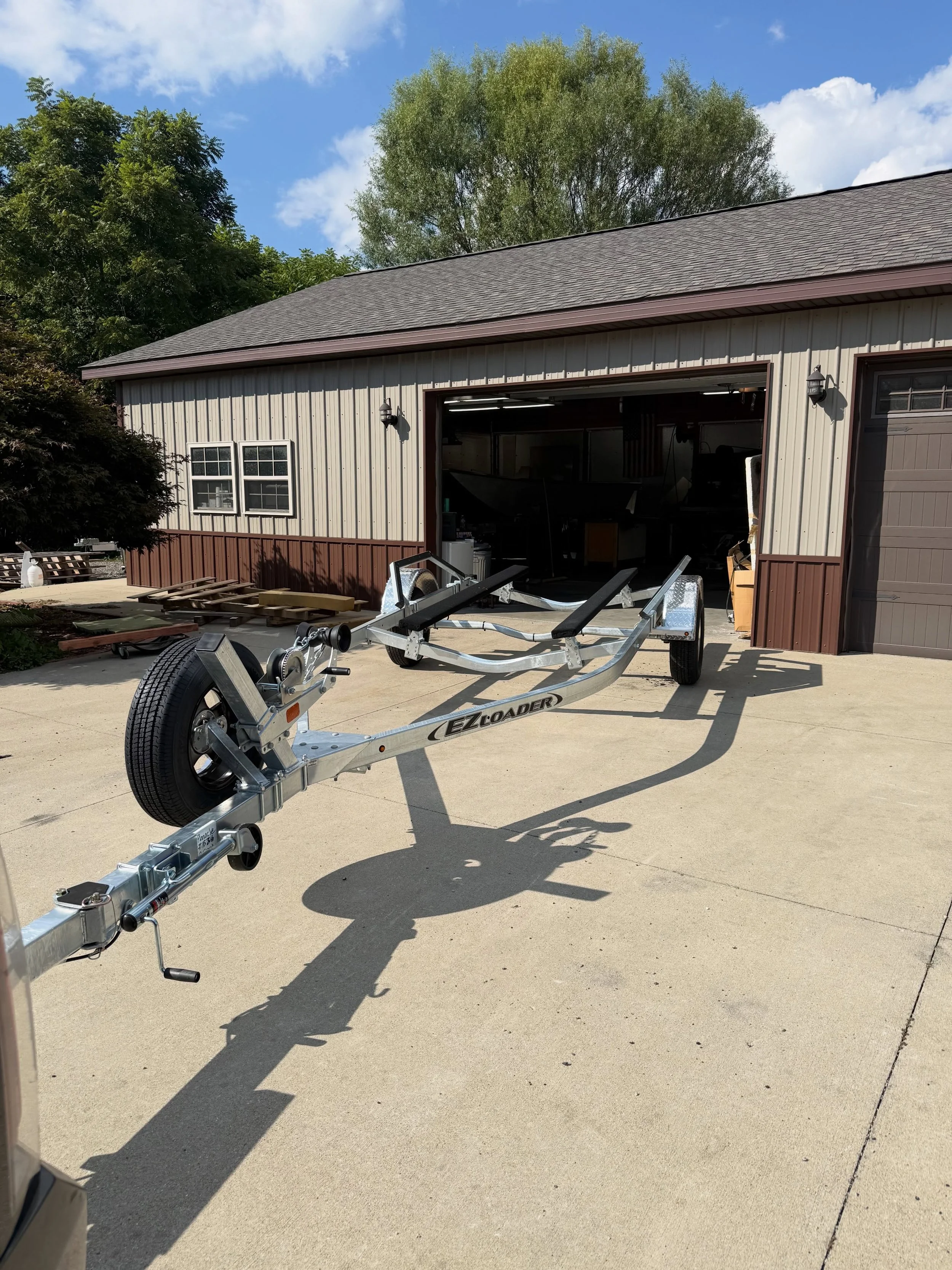 Trailers in and looks incredible. Thanks @ezloaderboattrailers 
EZ Loader 96BT
Galvanized
Torsion axle
Aluminum wheels
Extended folding tongue
Chine guides
Disc brakes

#pinnacleboatco