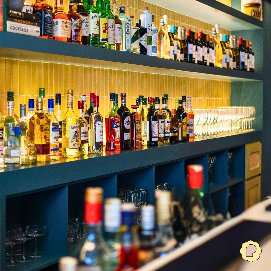🍸 What's your go-to Monday drink? 🍹 Drop it in the comments! Our bar is fully-stocked and ready to create your favorite pour every day! Clock out of the 9-to-5 and into your evening vibe 7 days a week at Pomelo. 

Come discover the evening with us!