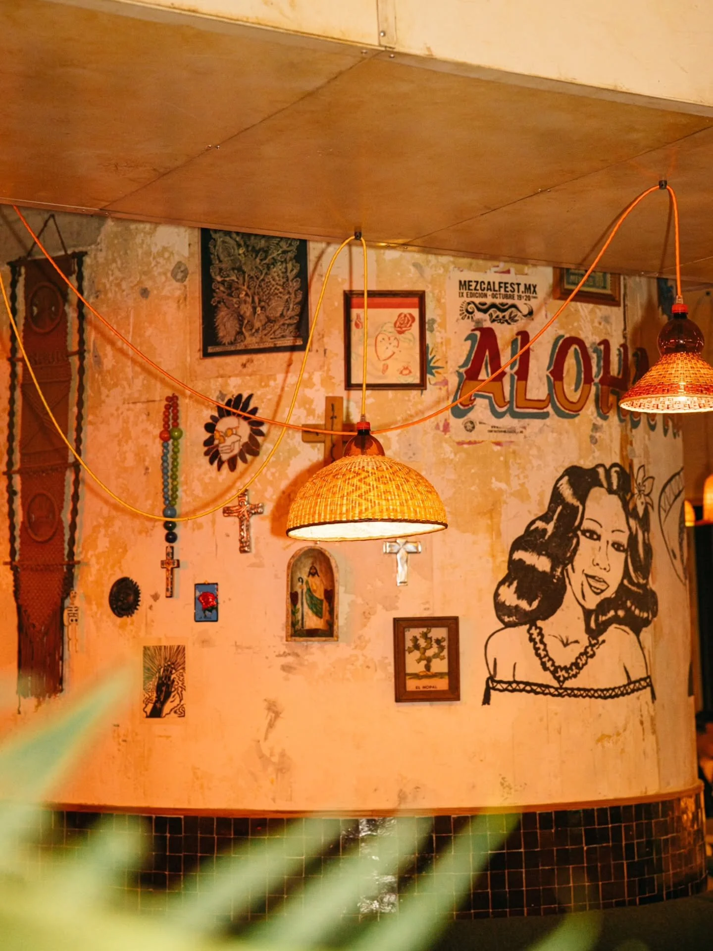 The lights are low, the cocktails are flowing, and the night is just getting started here at Aloha Amigo.

See you there!

#alohaamigo #waikikidining #islandmexicancantina #waikikinights #zetton