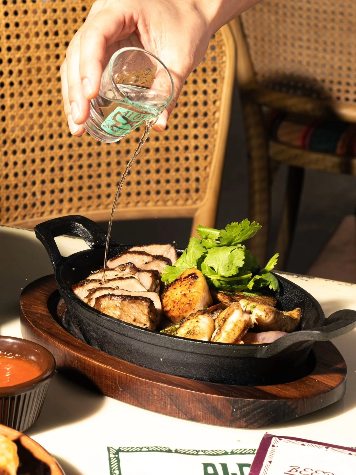 Sizzling iron plates and serious flavors.  A table full of hot plates and great food is always a good idea.  Join the Aloha Friday fiesta tonight! 🍻

#alohaamigo #surfnturf #alohafriday #islandmexicancantina #zetton