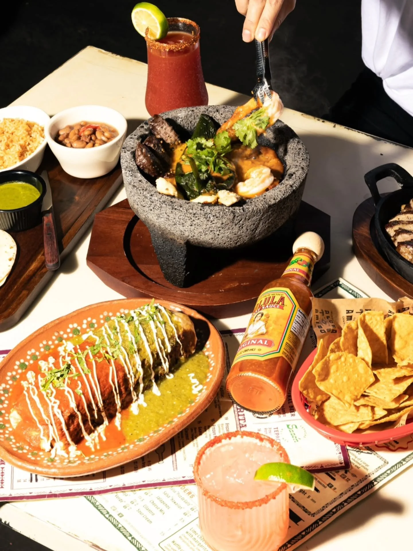 Food out, drinks in hand 🌮🔥 that&rsquo;s when the fiesta really starts!  @alohaamigo_waikiki is all about good vibes, great flavors, and nights that don&rsquo;t end early.

See you there!

#alohaamigo #waikikirestaurants #hawaiirestaurants #islandm