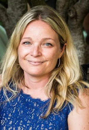 A portrait of Stacey Kamp, a beautiful marriage and family therapist, wearing blue.