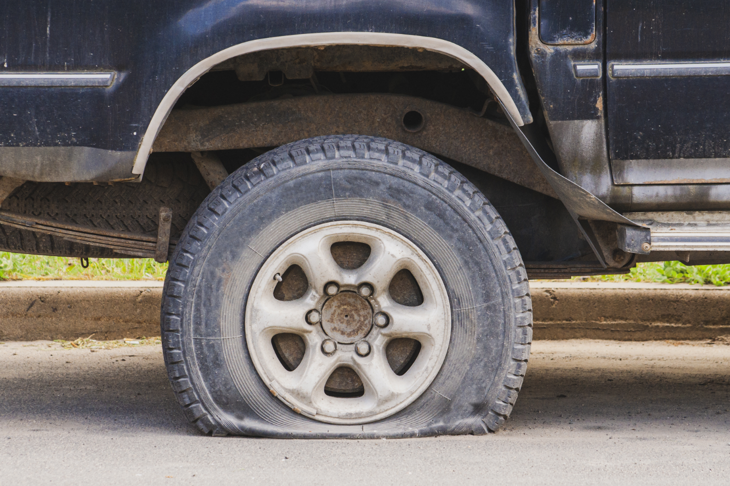 The Most Common Causes of Tire Failures and How D&amp;G Towing Can Help