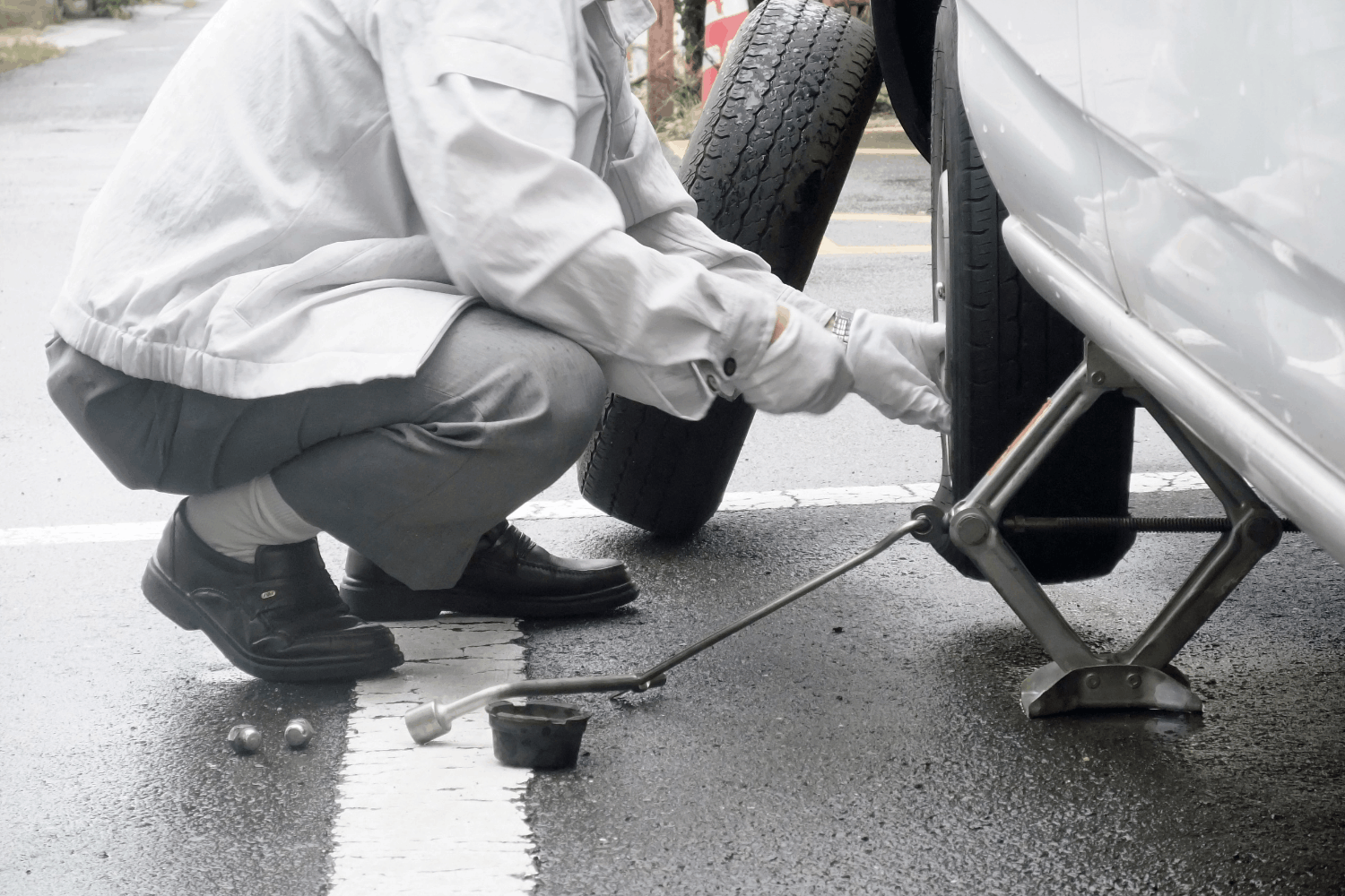 Tips for Efficient Tire Change Services on Busy Roads