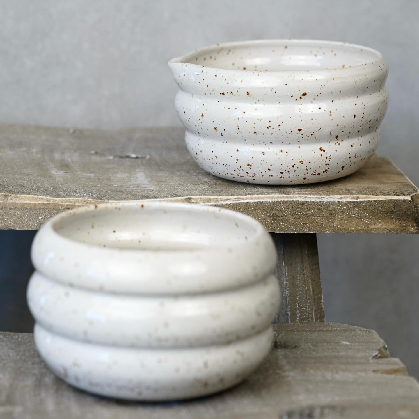 Bubble Matcha Schale & Ausguss Schale 086
#pottery_by_mi #pottery #potterylove #potteryisart #keramikliebe #handthrown #handgemacht #töpfern #töpfernistdasneueyoga #ilovepottery #unikat #clayart #töpfernistdasneueyoga #töpfern
