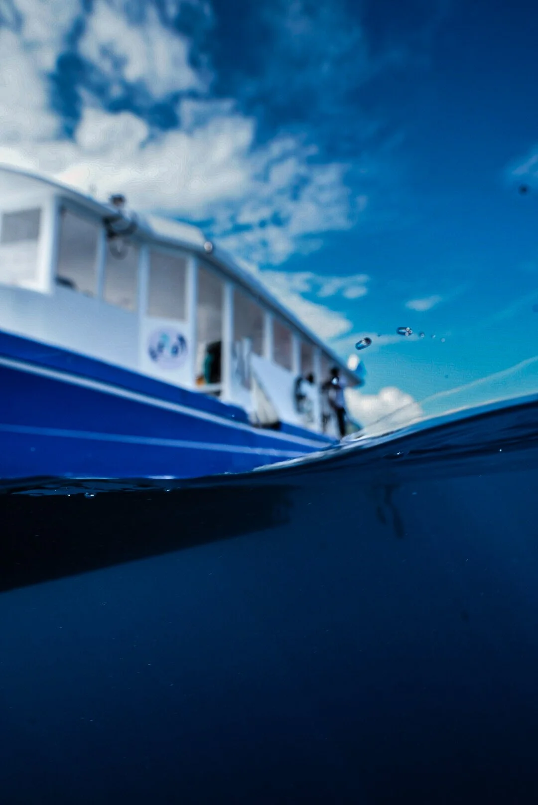 Half-underwater view of the dive boat, Fenfushi