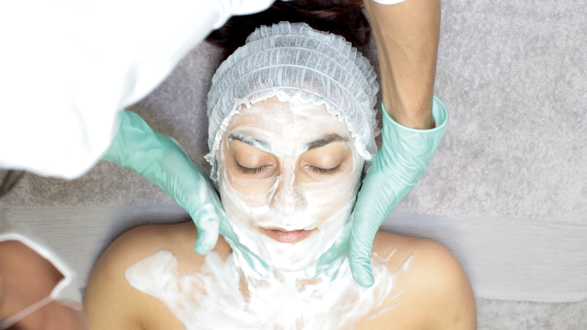 Trattamento del viso in un centro estetico con maschera di bellezza applicata.