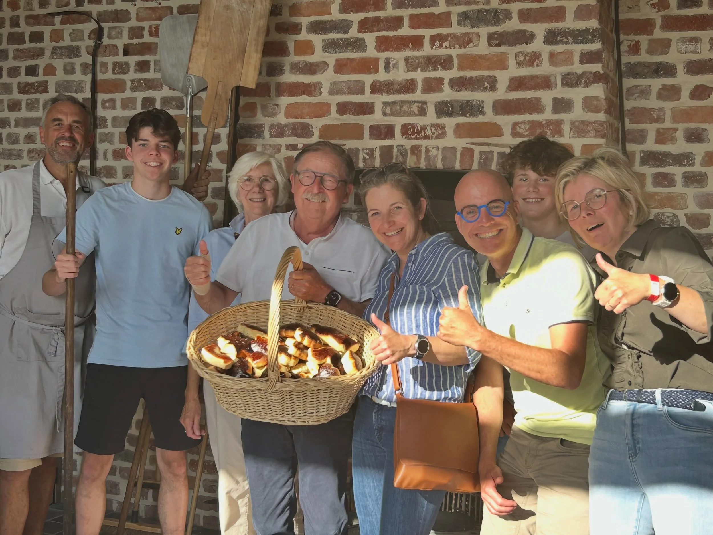 Familie toont hun koeken die ze bakten als verrassingsactiviteit
