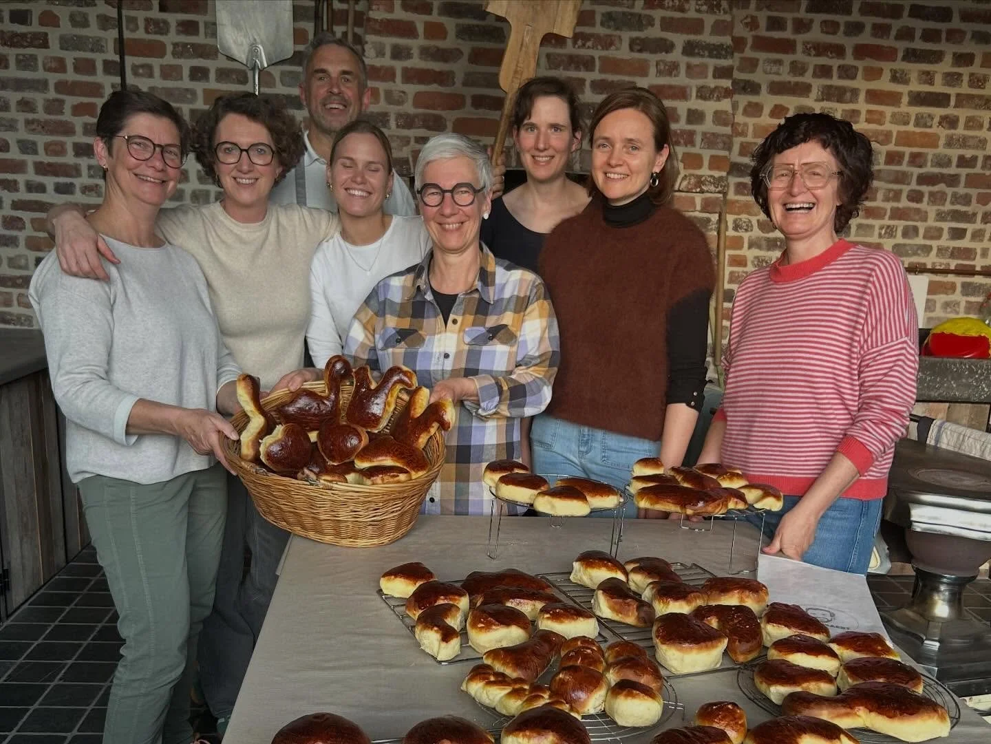 Collega's deden de klaaskoeken workshop bij bakker baert als teambuilding voor een kleine groep
