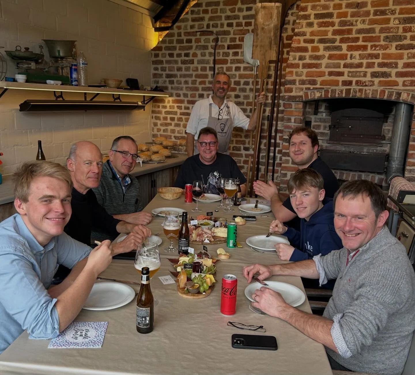 Groep proeft hun resultaat na de bakworkshop