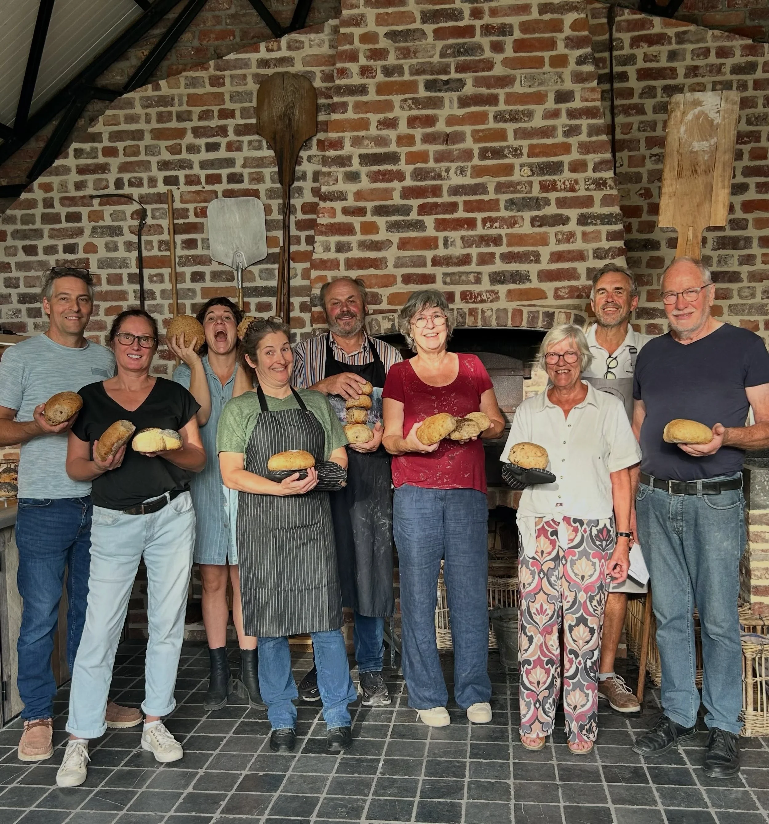 Een teambuilding waar de groep trots poseert met hun resultaat