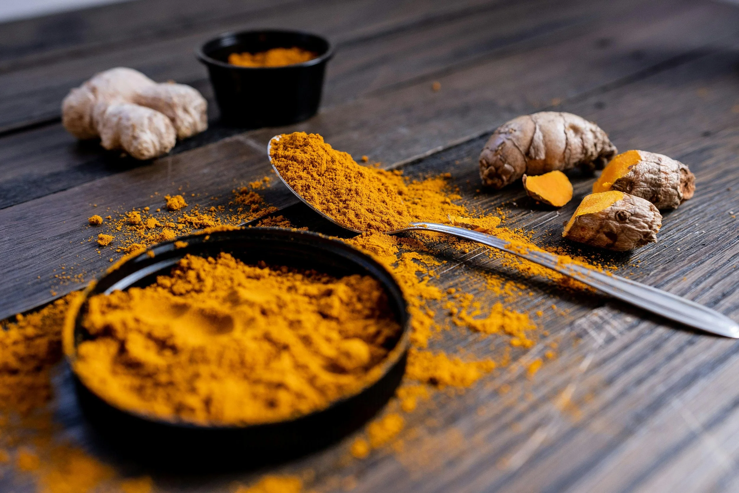 🌿 Kurkuma en tandvleesontsteking: een natuurlijke ondersteuning voor een gezonde mond!