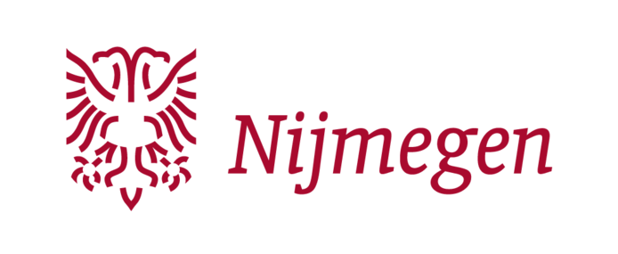 Logo van de gemeente Nijmegen met een rood mediterrane griffioen en de tekst 'Nijmegen'