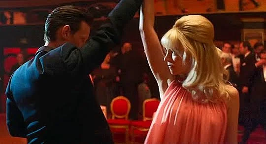 Plan séquence Last Night in Soho (2021) - La danse en miroir au Café de Paris