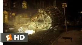 Plan-séquence Cloverfield (2008) - La tête de la Liberté dans la rue