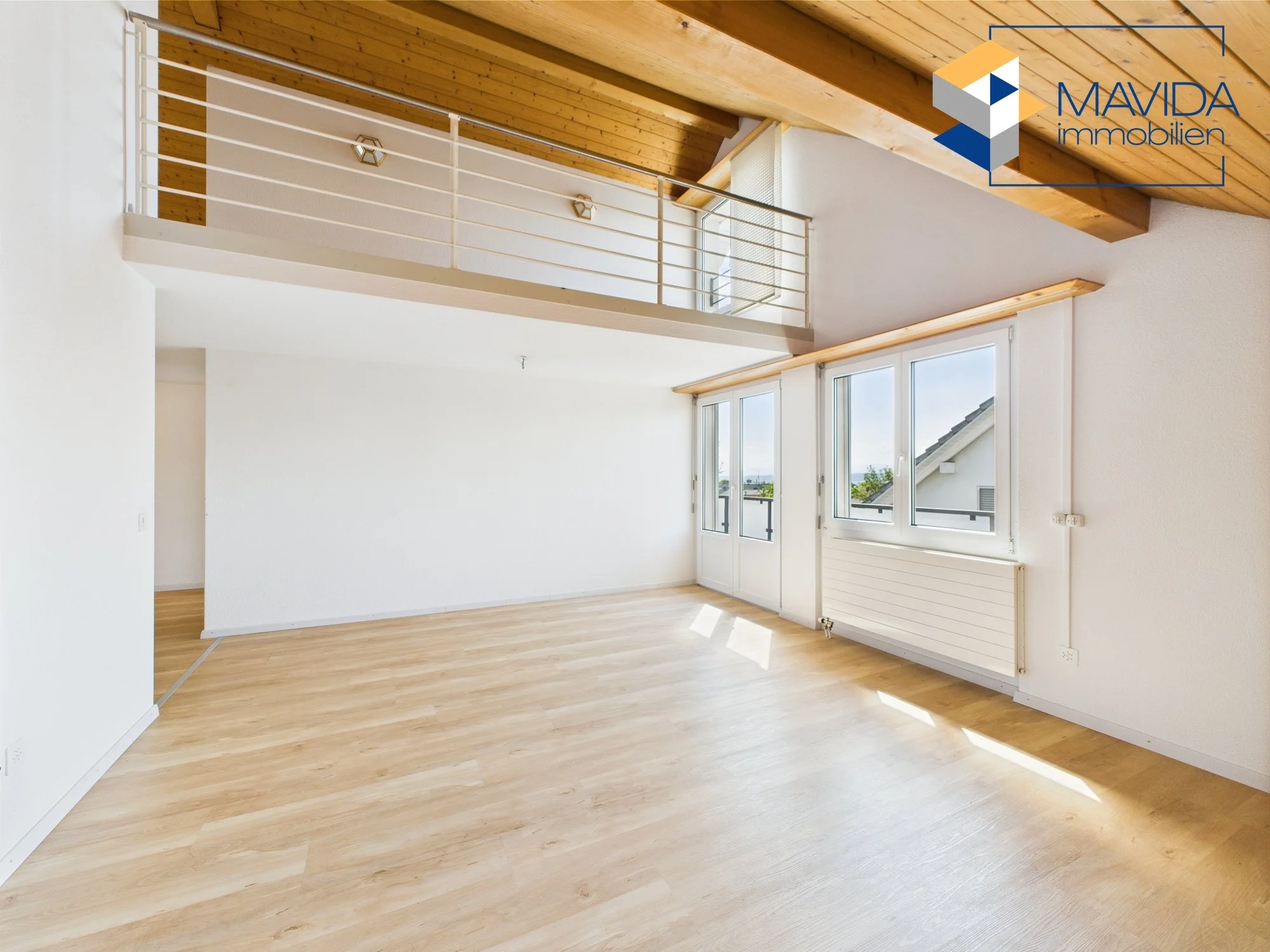 Wohnzimmer mit Zugang zum Balkon Bild 2.jpg